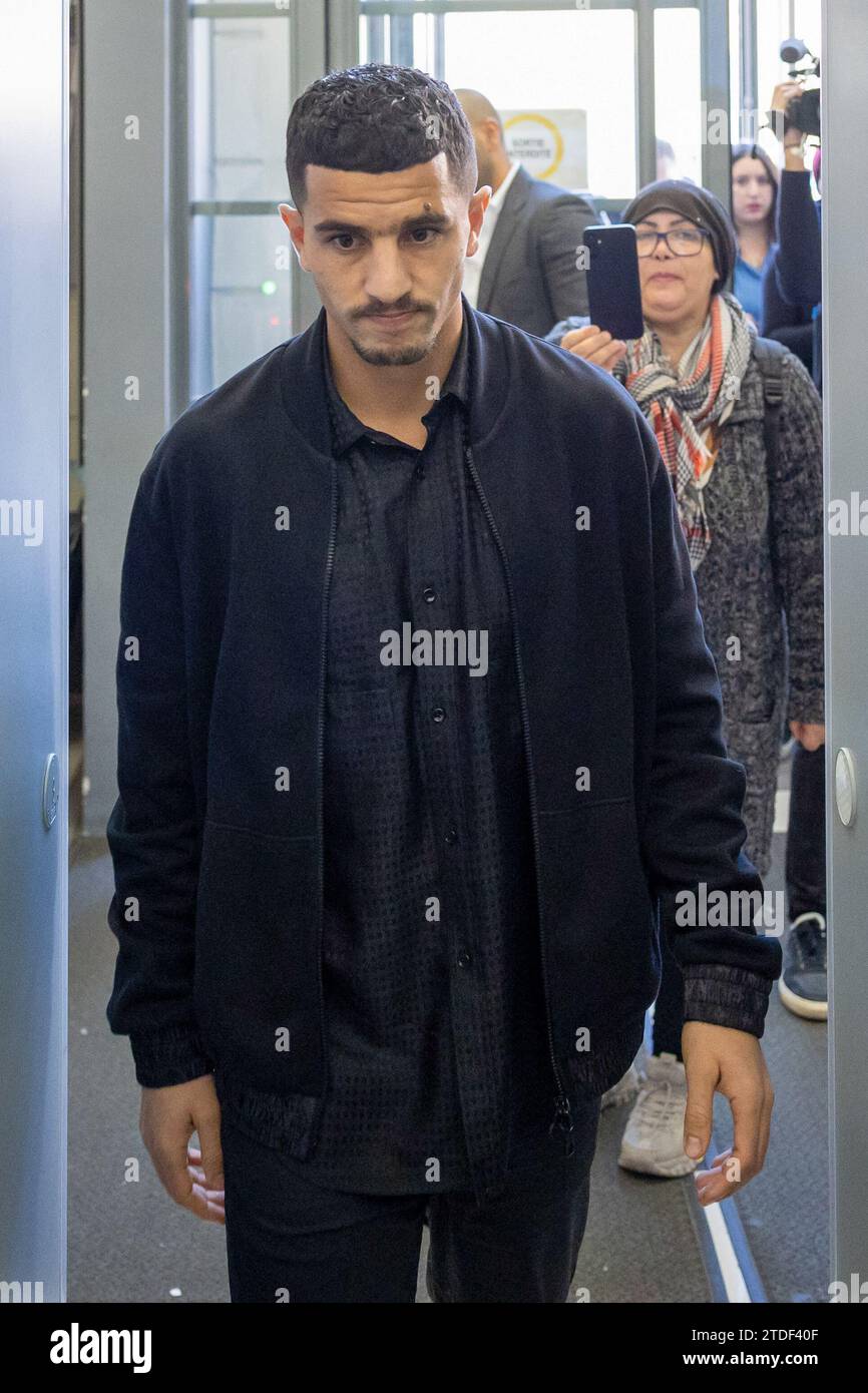 Le défenseur algérien de Nice Youcef Atal arrive au tribunal de Nice, dans le sud de la France, pour son procès pour incitation à la haine, le 18 décembre 2023. Le footballeur international algérien Youcef Atal est jugé lundi en France, accusé d'incitation à la haine après avoir posté une vidéo dans laquelle un prédicateur palestinien menace Israël d'un «jour noir». Atal, qui joue pour la Ligue 1 Side Nice, a partagé la vidéo sur son compte Instagram, qui compte 3,2 millions de followers, peu après l’attaque des militants du Hamas contre Israël le 7 octobre au cours de laquelle 1 139 personnes ont été tuées. Photo de Shootpix/ABACAPRESS.COM Banque D'Images