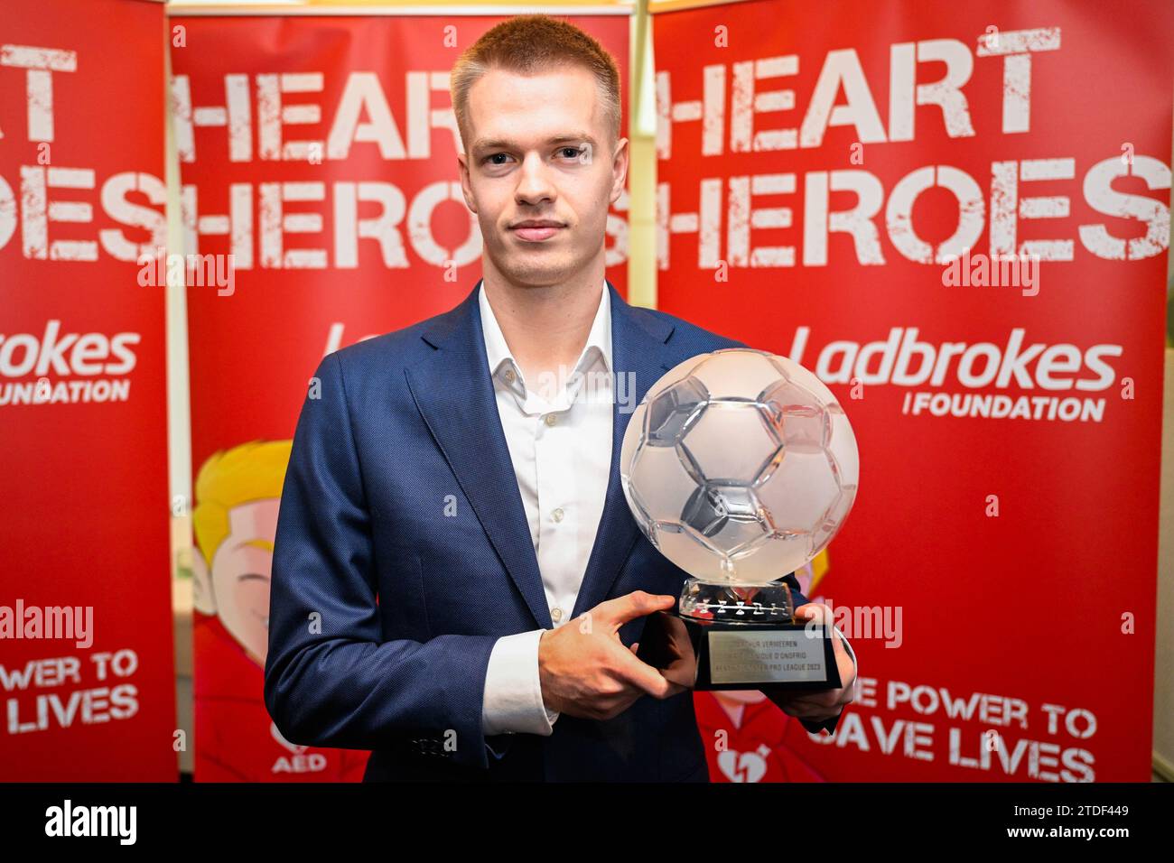 Bruxelles, Belgique. 18 décembre 2023. Arthur Vermeeren d'Anvers pose pour le photographe lors d'une cérémonie pour le 'Trophée Raymond Goethals' et le 'Prix Dominique d'Onofrio', le lundi 18 décembre 2023 à Bruxelles. Le Trophée Raymond Goethals est réservé aux entraîneurs belges, actifs en Jupiler Pro League ou à l’étranger. Le Prix Dominique d'Onofrio 2023 est réservé aux débutants de la Jupiler Pro League depuis la saison 2022-2023 et n'ayant plus que 20 ans au 31 décembre 2023. BELGA PHOTO LAURIE DIEFFEMBACQ crédit : Belga News Agency/Alamy Live News Banque D'Images