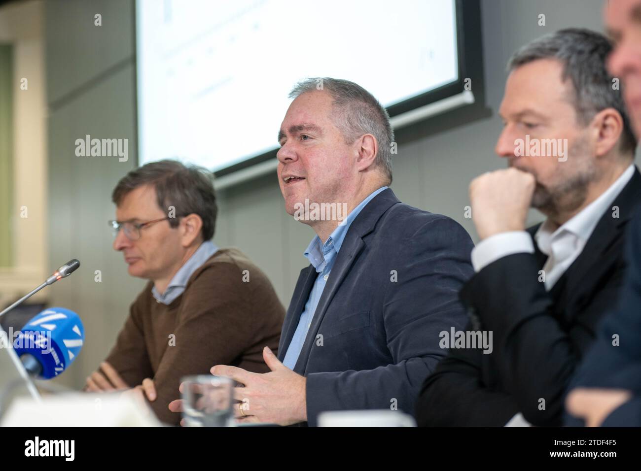 Bruxelles, Belgique. 18 décembre 2023. Geert Langenus, économiste DE LA BNB/NBB, est photographié lors d'une conférence de presse de la banque nationale belge BNB/NBB pour présenter les prévisions économiques annuelles, lundi 18 décembre 2023 à Bruxelles. BELGA PHOTO JONAS ROOSENS crédit : Belga News Agency/Alamy Live News Banque D'Images