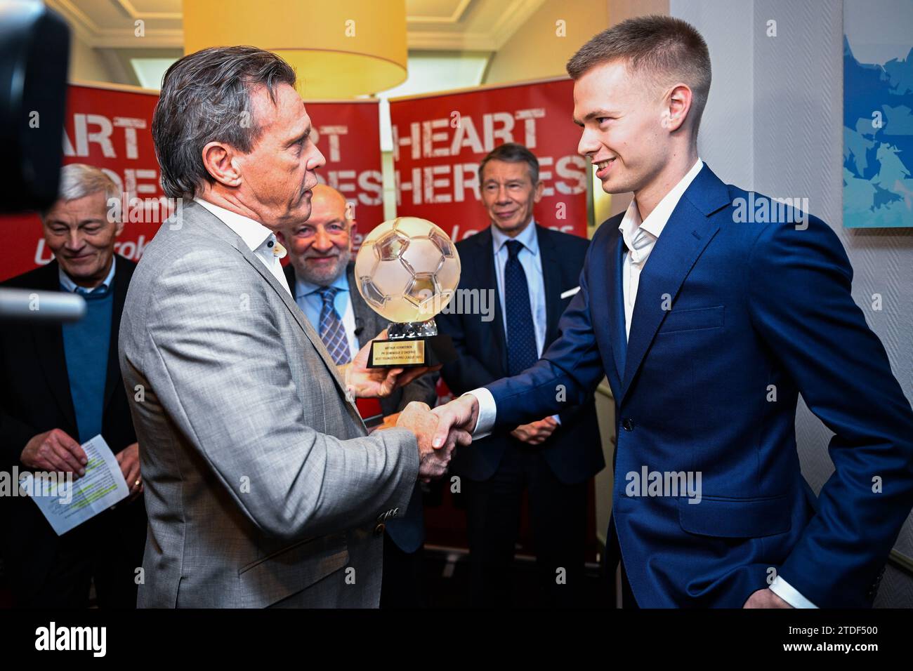 Bruxelles, Belgique. 18 décembre 2023. Frank Vercauteren et Arthur Vermeeren d'Anvers photographiés lors d'une cérémonie pour le 'Trophée Raymond Goethals' et le 'Prix Dominique d'Onofrio', lundi 18 décembre 2023, à Bruxelles. Le Trophée Raymond Goethals est réservé aux entraîneurs belges, actifs en Jupiler Pro League ou à l’étranger. Le Prix Dominique d'Onofrio 2023 est réservé aux débutants de la Jupiler Pro League depuis la saison 2022-2023 et n'ayant plus que 20 ans au 31 décembre 2023. BELGA PHOTO LAURIE DIEFFEMBACQ crédit : Belga News Agency/Alamy Live News Banque D'Images