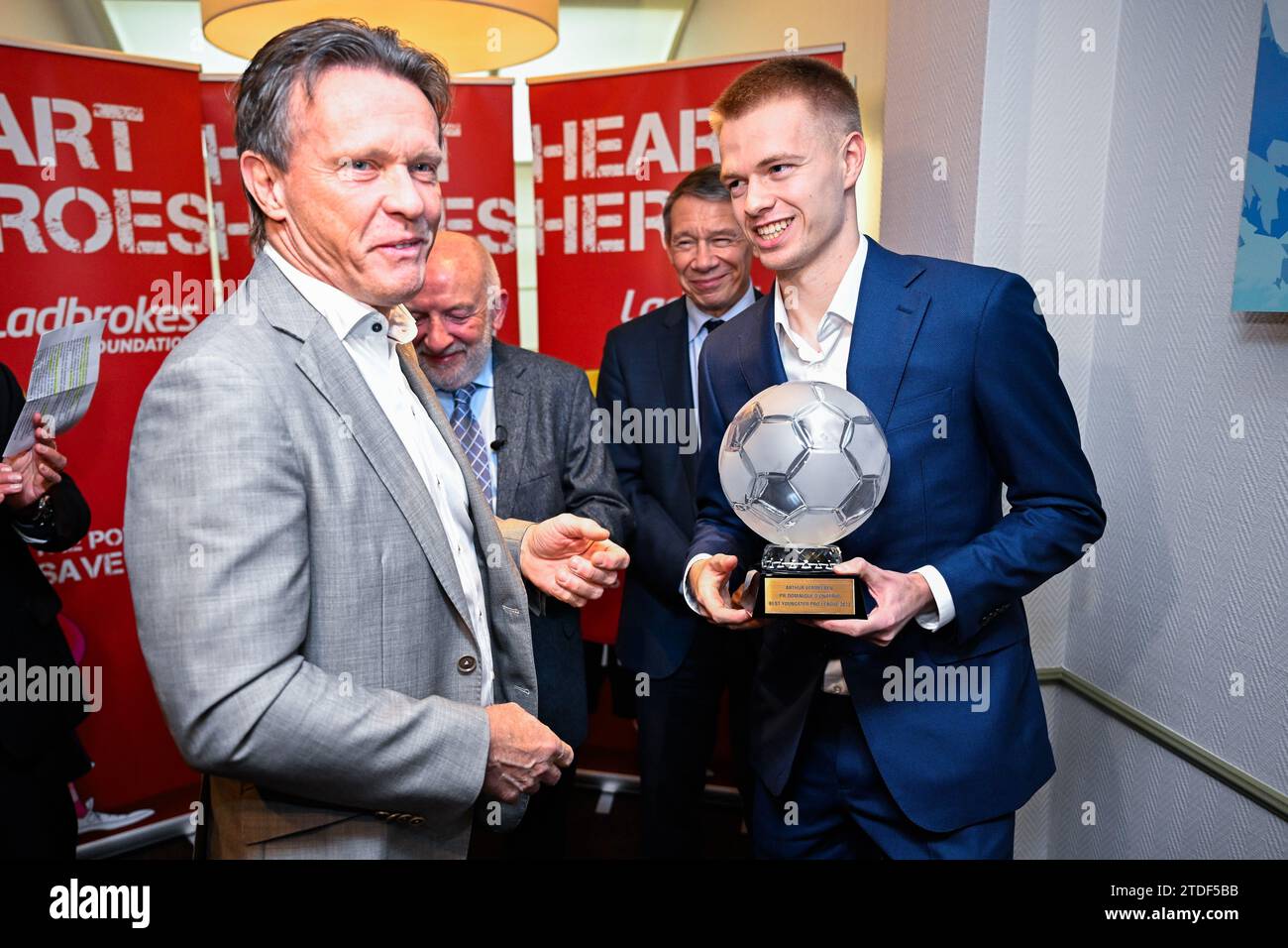 Bruxelles, Belgique. 18 décembre 2023. Frank Vercauteren et Arthur Vermeeren d'Anvers photographiés lors d'une cérémonie pour le 'Trophée Raymond Goethals' et le 'Prix Dominique d'Onofrio', lundi 18 décembre 2023, à Bruxelles. Le Trophée Raymond Goethals est réservé aux entraîneurs belges, actifs en Jupiler Pro League ou à l’étranger. Le Prix Dominique d'Onofrio 2023 est réservé aux débutants de la Jupiler Pro League depuis la saison 2022-2023 et n'ayant plus que 20 ans au 31 décembre 2023. BELGA PHOTO LAURIE DIEFFEMBACQ crédit : Belga News Agency/Alamy Live News Banque D'Images