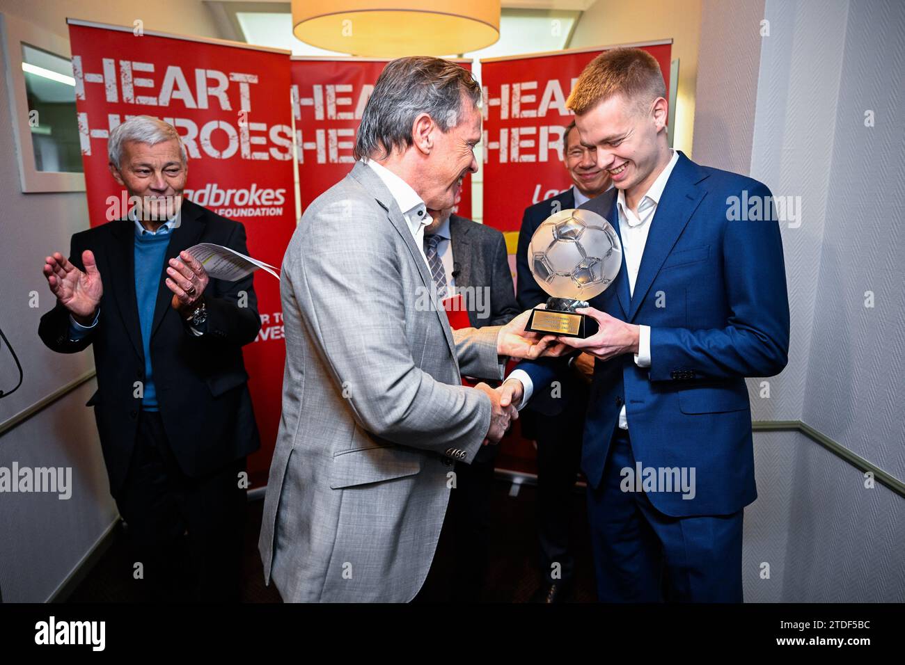 Bruxelles, Belgique. 18 décembre 2023. Frank Vercauteren et Arthur Vermeeren d'Anvers photographiés lors d'une cérémonie pour le 'Trophée Raymond Goethals' et le 'Prix Dominique d'Onofrio', lundi 18 décembre 2023, à Bruxelles. Le Trophée Raymond Goethals est réservé aux entraîneurs belges, actifs en Jupiler Pro League ou à l’étranger. Le Prix Dominique d'Onofrio 2023 est réservé aux débutants de la Jupiler Pro League depuis la saison 2022-2023 et n'ayant plus que 20 ans au 31 décembre 2023. BELGA PHOTO LAURIE DIEFFEMBACQ crédit : Belga News Agency/Alamy Live News Banque D'Images