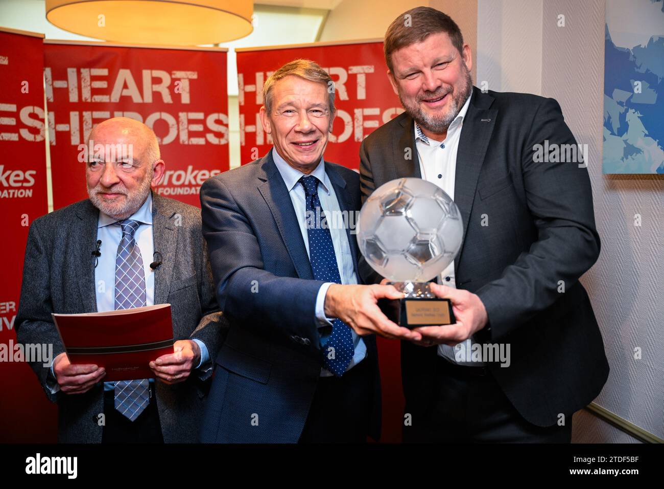 Bruxelles, Belgique. 18 décembre 2023. Guy Goethals et hein Vanhaezebrouck, entraîneur-chef de Gand, photographiés lors d'une cérémonie pour le Trophée Raymond Goethals et le Prix Dominique d'Onofrio, lundi 18 décembre 2023 à Bruxelles. Le Trophée Raymond Goethals est réservé aux entraîneurs belges, actifs en Jupiler Pro League ou à l’étranger. Le Prix Dominique d'Onofrio 2023 est réservé aux débutants de la Jupiler Pro League depuis la saison 2022-2023 et n'ayant plus que 20 ans au 31 décembre 2023. BELGA PHOTO LAURIE DIEFFEMBACQ crédit : Belga News Agency/Alamy Live News Banque D'Images