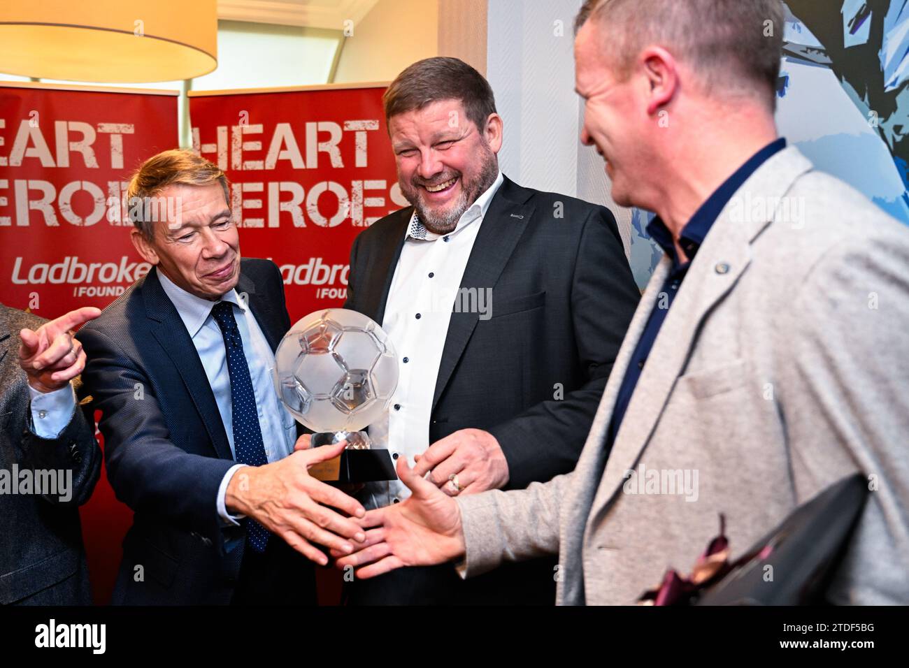 Guy Goethals, hein Vanhaezebrouck, entraîneur de Gand, et Wouter Vrancken, entraîneur de Genk, photographiés lors d'une cérémonie pour le Trophée Raymond Goethals et le Prix Dominique d'Onofrio, le lundi 18 décembre 2023 à Bruxelles. Le Trophée Raymond Goethals est réservé aux entraîneurs belges, actifs en Jupiler Pro League ou à l’étranger. Le Prix Dominique d'Onofrio 2023 est réservé aux débutants de la Jupiler Pro League depuis la saison 2022-2023 et n'ayant plus que 20 ans au 31 décembre 2023. BELGA PHOTO LAURIE DIEFFEMBACQ Banque D'Images