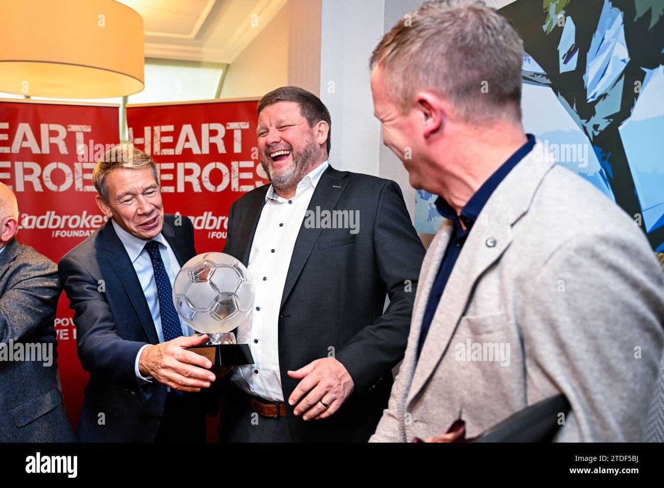 Guy Goethals, hein Vanhaezebrouck, entraîneur de Gand, et Wouter Vrancken, entraîneur de Genk, photographiés lors d'une cérémonie pour le Trophée Raymond Goethals et le Prix Dominique d'Onofrio, le lundi 18 décembre 2023 à Bruxelles. Le Trophée Raymond Goethals est réservé aux entraîneurs belges, actifs en Jupiler Pro League ou à l’étranger. Le Prix Dominique d'Onofrio 2023 est réservé aux débutants de la Jupiler Pro League depuis la saison 2022-2023 et n'ayant plus que 20 ans au 31 décembre 2023. BELGA PHOTO LAURIE DIEFFEMBACQ Banque D'Images