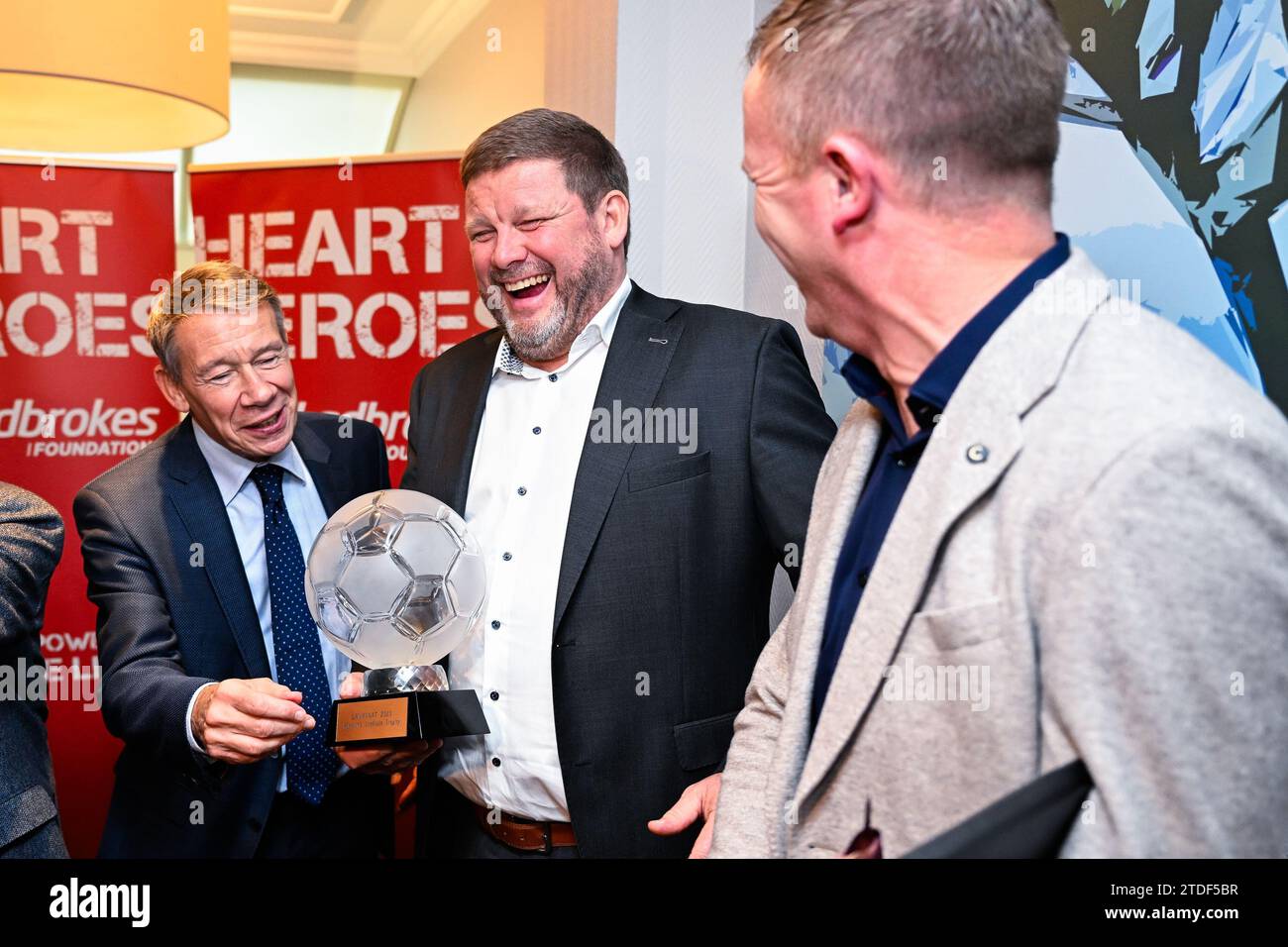 Guy Goethals, hein Vanhaezebrouck, entraîneur de Gand, et Wouter Vrancken, entraîneur de Genk, photographiés lors d'une cérémonie pour le Trophée Raymond Goethals et le Prix Dominique d'Onofrio, le lundi 18 décembre 2023 à Bruxelles. Le Trophée Raymond Goethals est réservé aux entraîneurs belges, actifs en Jupiler Pro League ou à l’étranger. Le Prix Dominique d'Onofrio 2023 est réservé aux débutants de la Jupiler Pro League depuis la saison 2022-2023 et n'ayant plus que 20 ans au 31 décembre 2023. BELGA PHOTO LAURIE DIEFFEMBACQ Banque D'Images
