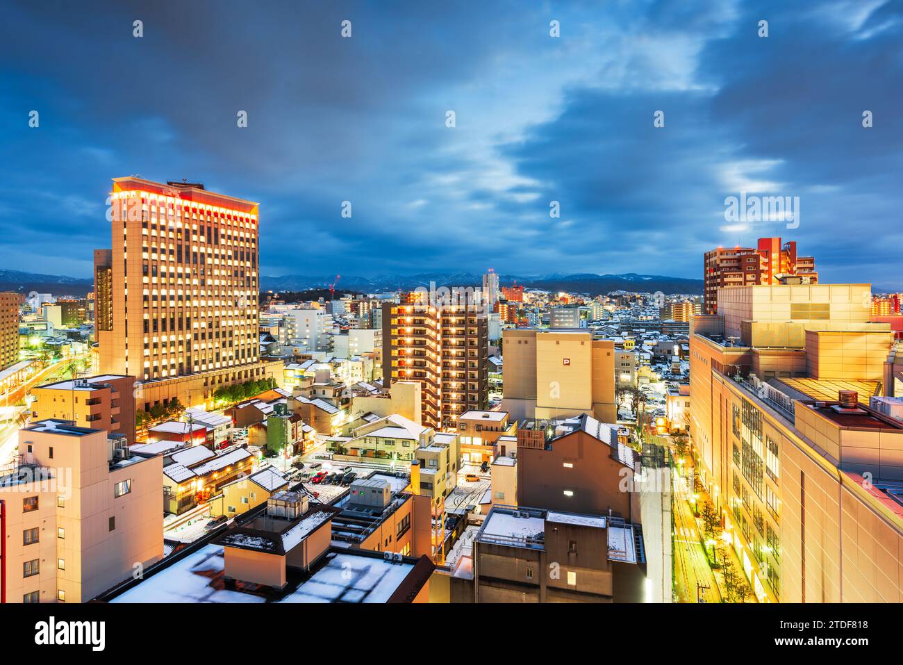 Kanazawa, Japon centre-ville au crépuscule. Banque D'Images