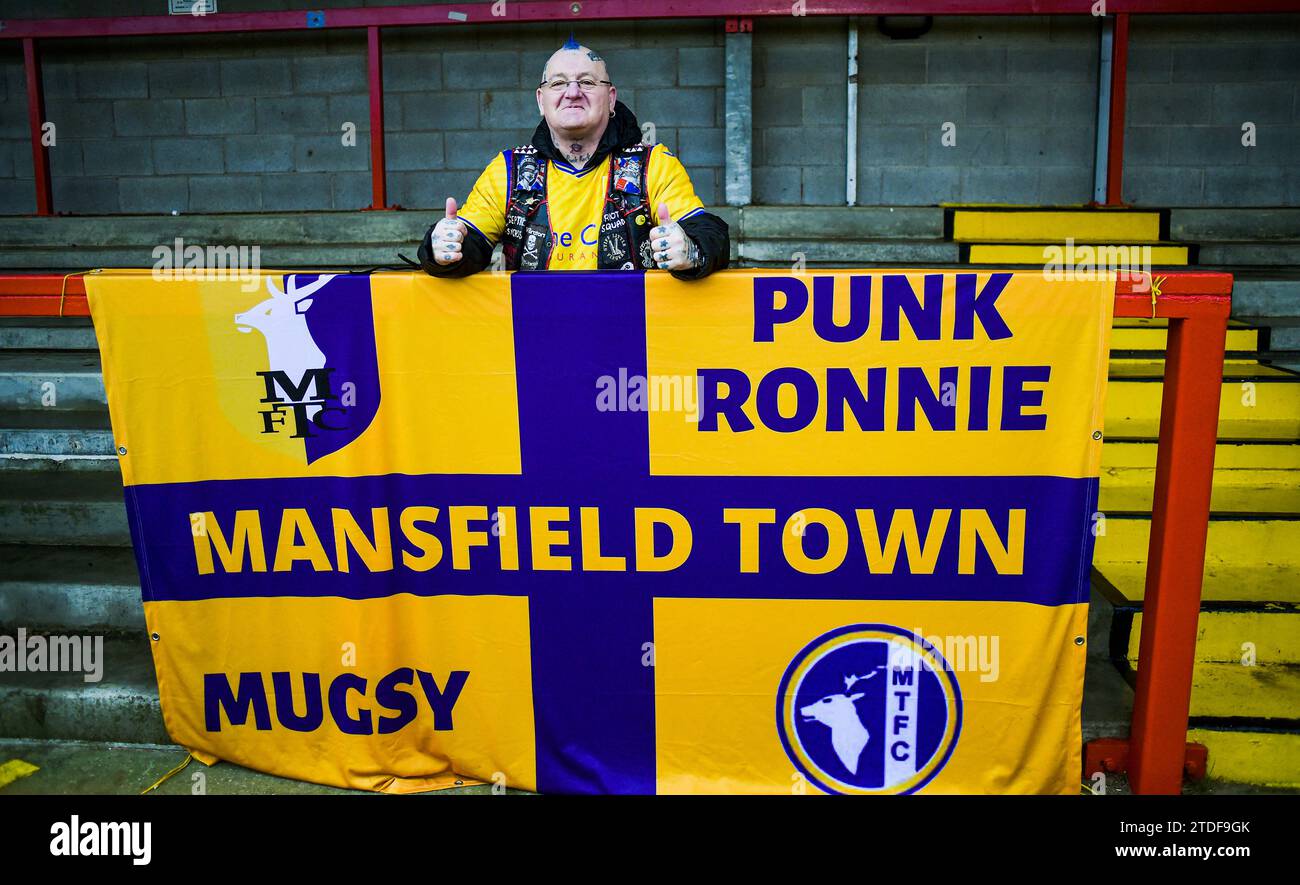 Fan bien connu de Mansfield Town Punk Ronnie avant le Sky Bet EFL League Two match entre Crawley Town et Mansfield Town au Broadfield Stadium , Crawley , Royaume-Uni - 16 décembre 2023 photo Simon Dack / Téléphoto Images usage éditorial seulement. Pas de merchandising. Pour les images de football des restrictions FA et Premier League s'appliquent inc. Aucune utilisation Internet/mobile sans licence FAPL - pour plus de détails contacter football Dataco Banque D'Images