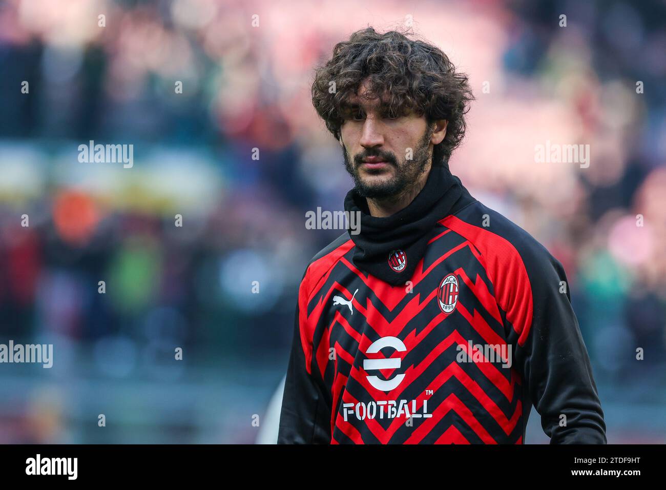 Milan, Italie. 17 décembre 2023. Yacine Adli de l'AC Milan regarde lors du match de football Serie A 2023/24 entre l'AC Milan et l'AC Monza au stade San Siro, Milan, Italie le 17 décembre 2023 - photo FCI/Fabrizio Carabelli FINALE SCOREMilan 3 | 0 Monza Credit : SOPA Images Limited/Alamy Live News Banque D'Images