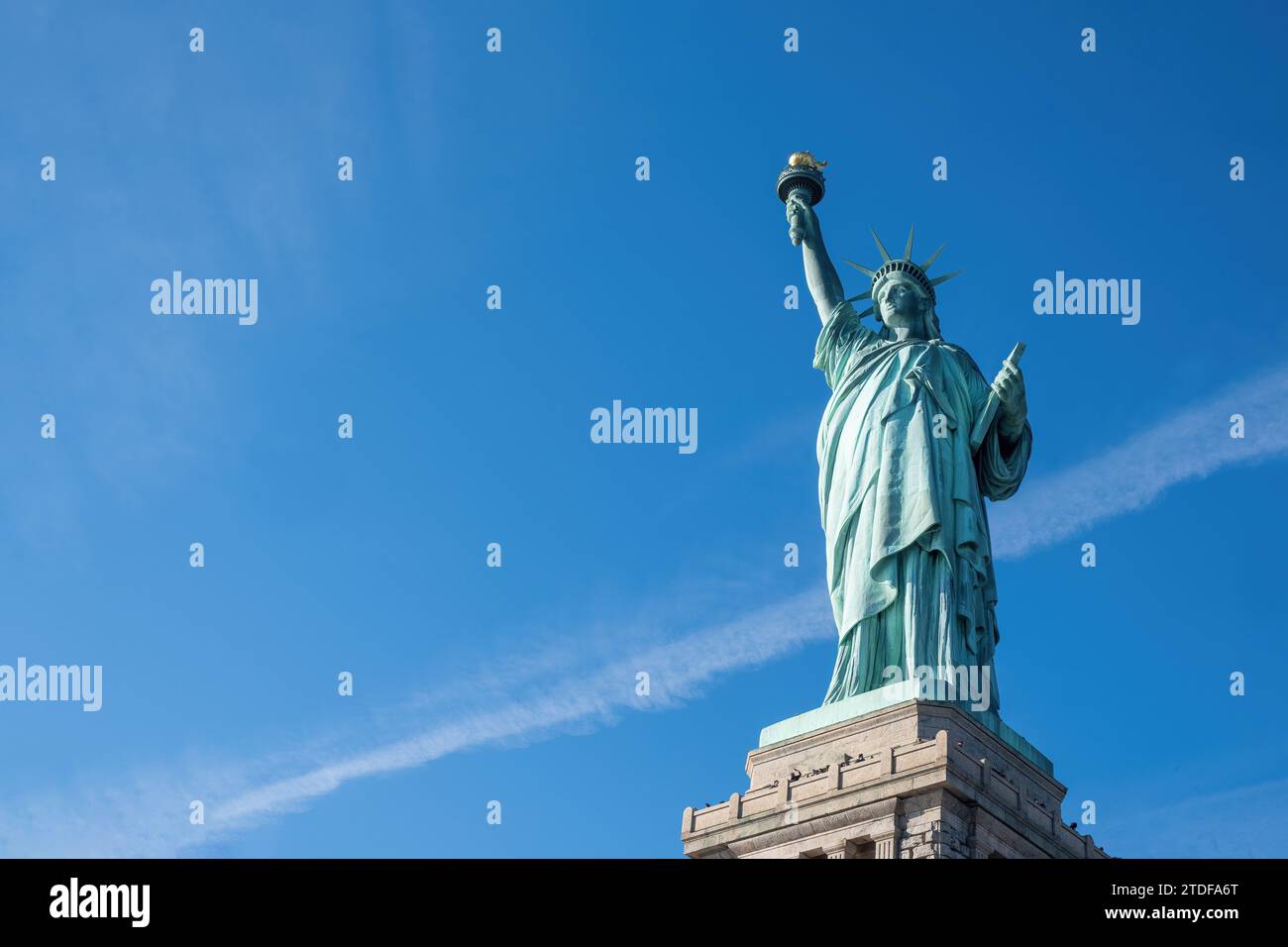 Magnifique vue vers le haut de la Statue de la liberté, symbolisant la liberté et la démocratie contre un ciel bleu clair Banque D'Images