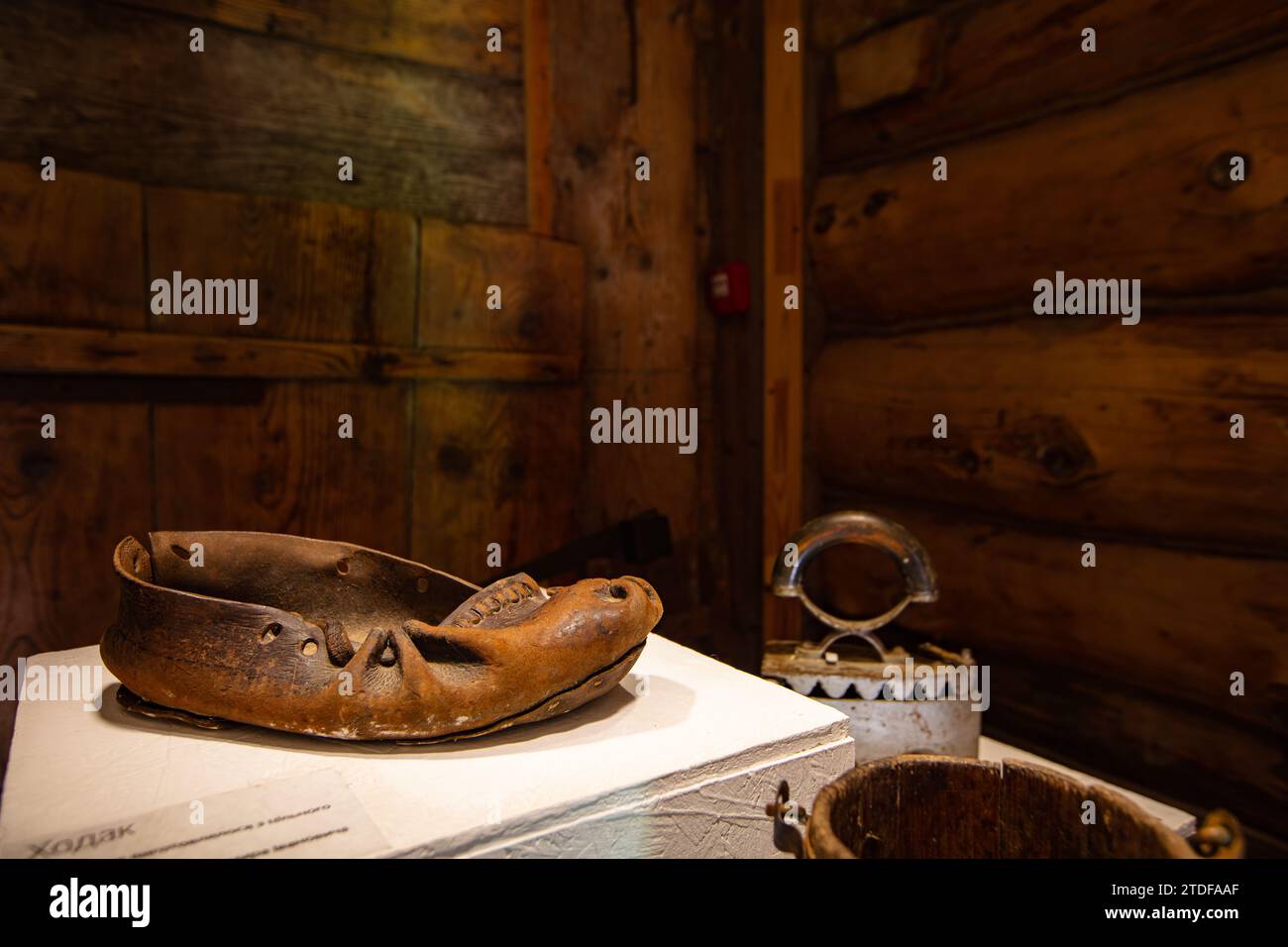 ancien footware traditionnel ukrainien postoly dans la maison ancienne Banque D'Images