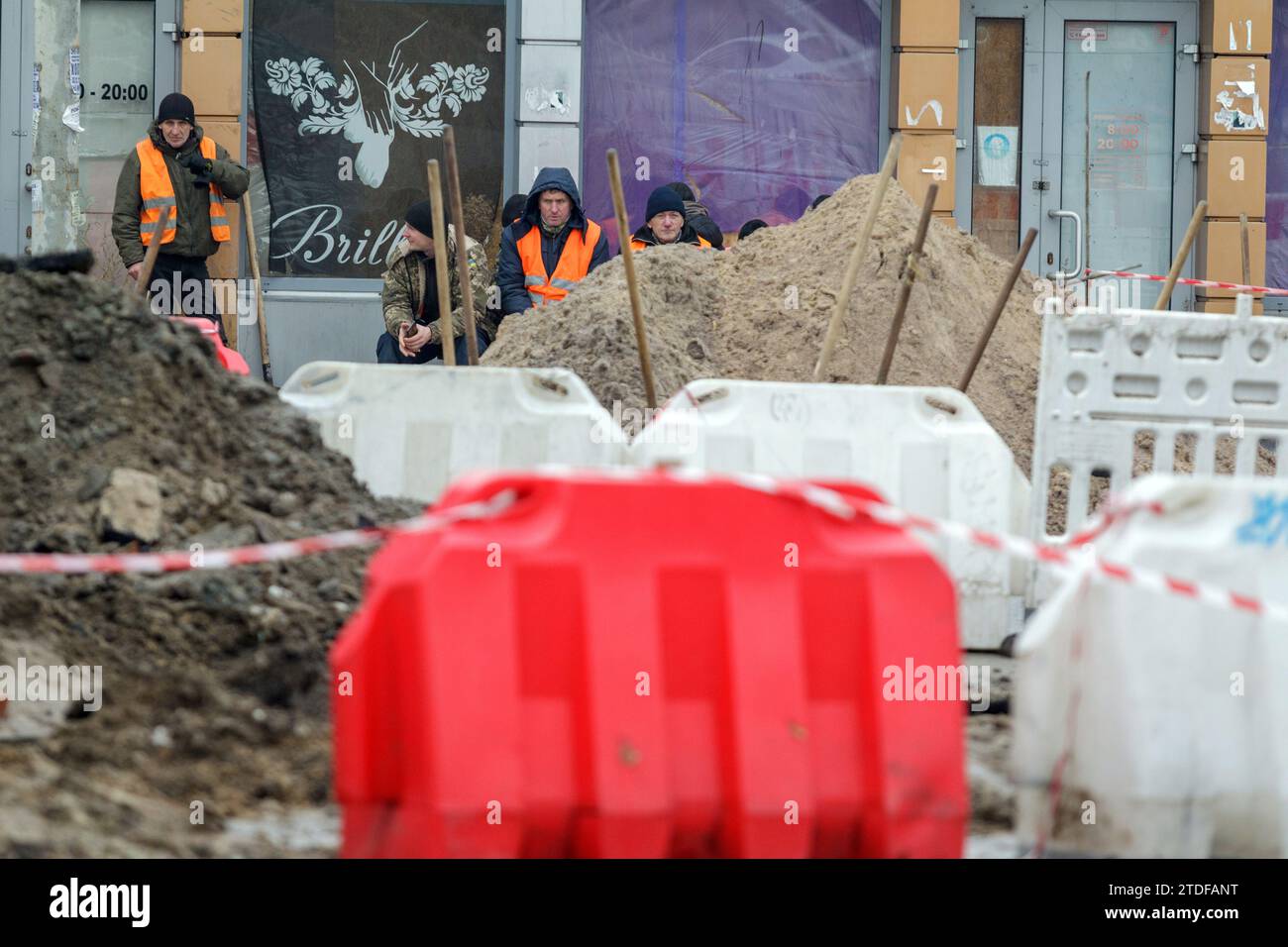 Kiev, Ukraine. 18 décembre 2023. KIEV, UKRAINE - 18 DÉCEMBRE 2023 - des travaux d'urgence sont effectués près de la station de métro Demiivska, où le terrain s'abaisse, Kiev, capitale de l'Ukraine. Crédit : UKRINFORM/Alamy Live News Banque D'Images