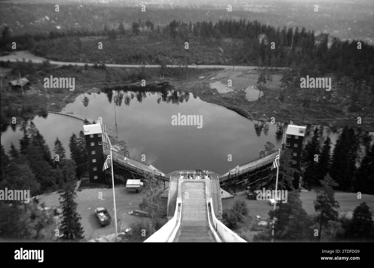 La vue depuis le sommet du tremplin de saut à ski Holmenkollen à Oslo en 1958. Une version colorée est également disponible. Banque D'Images