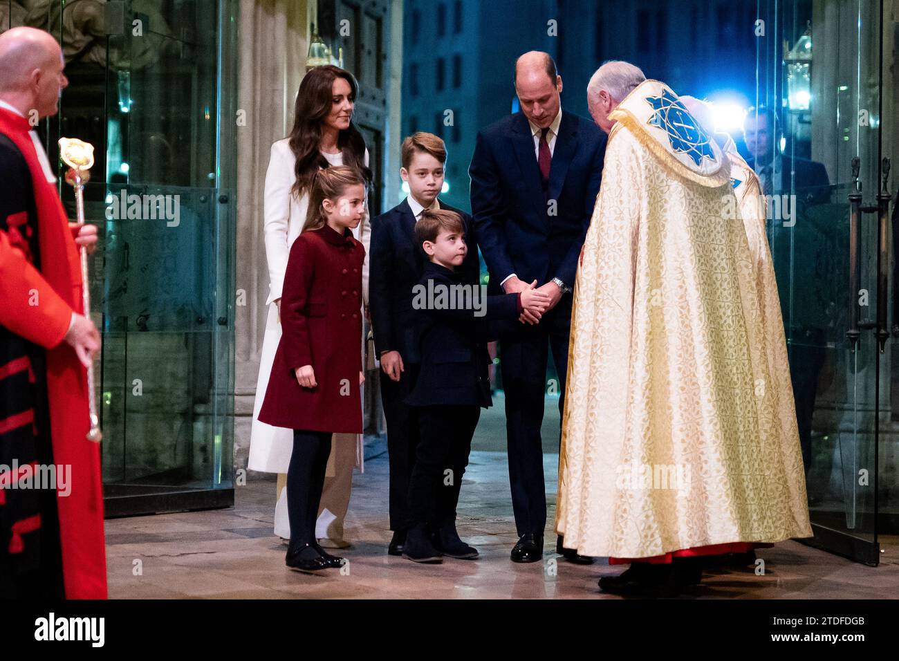 (De gauche à droite) la princesse de Galles, la princesse Charlotte, le prince George, le prince Louis, le prince de Galles et le révérend David Stanton pendant les chants royaux - ensemble au service de Noël à l'abbaye de Westminster à Londres. Date de la photo : Vendredi 8 décembre 2023. Banque D'Images