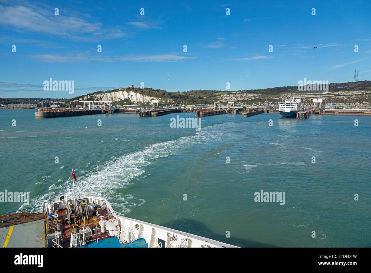 Ferry quittant le port, Douvres, Kent, Angleterre, Grande-Bretagne Banque D'Images