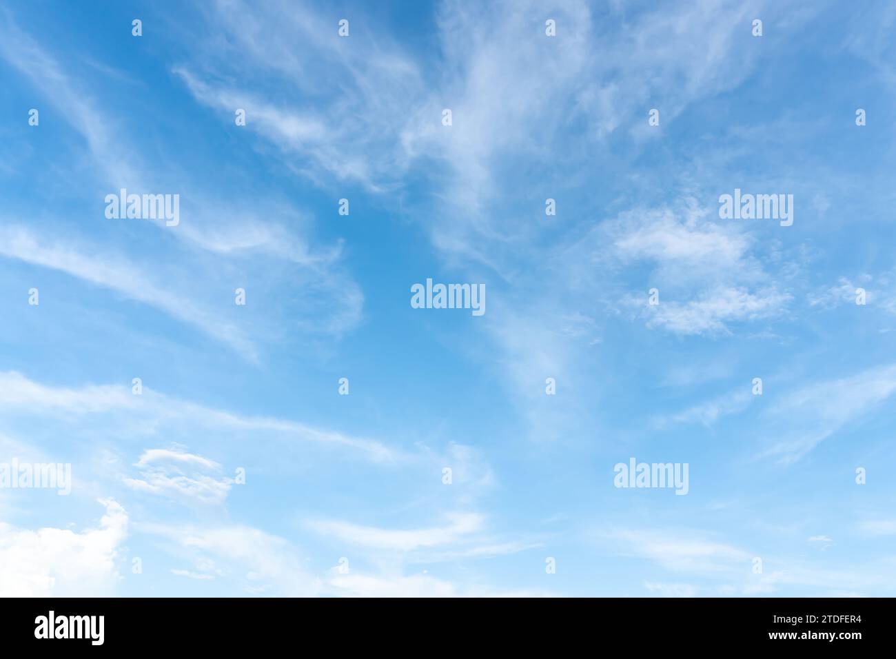 Beau ciel bleu avec une forme étrange de nuages le matin ou le soir est utilisé comme texture de fond naturelle dans le travail d'art décoratif. Banque D'Images