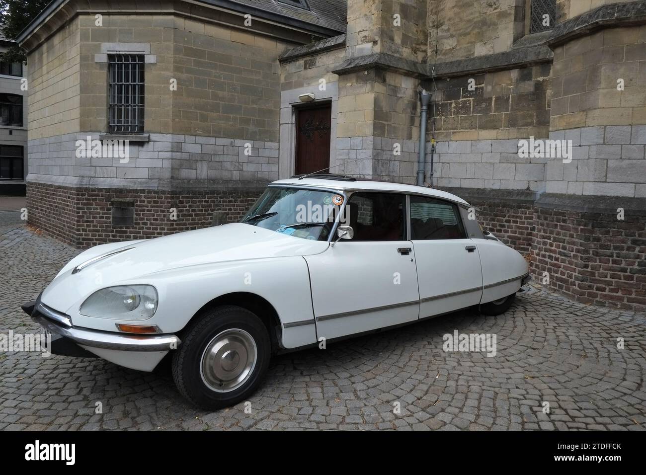 Vintage français Citroën DS garé devant une église Banque D'Images