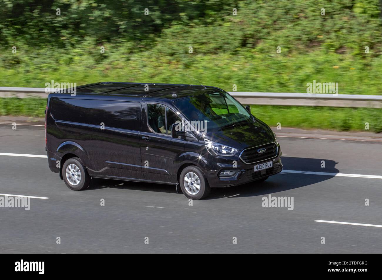2020 Noir Ford Transit Custom 300Libitd Eblue TDCi 130 Ecoblue L2H1 LWB Start / Stop Noir panneau LCV Van Diesel 1995 cc Banque D'Images