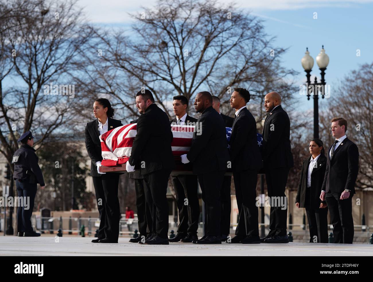 Washington, États-Unis. 18 décembre 2023. Le cercueil drapé de drapeau de Sandra Day O'Connor, juge à la retraite de la Cour suprême, arrive à la Cour suprême de Washington DC le lundi 18 décembre 2023. O'Connor, la première femme à siéger à la plus haute cour du pays, est décédée le 1 décembre, à l'âge de 93 ans. Photo Bonnie Cash/UPI crédit : UPI/Alamy Live News Banque D'Images