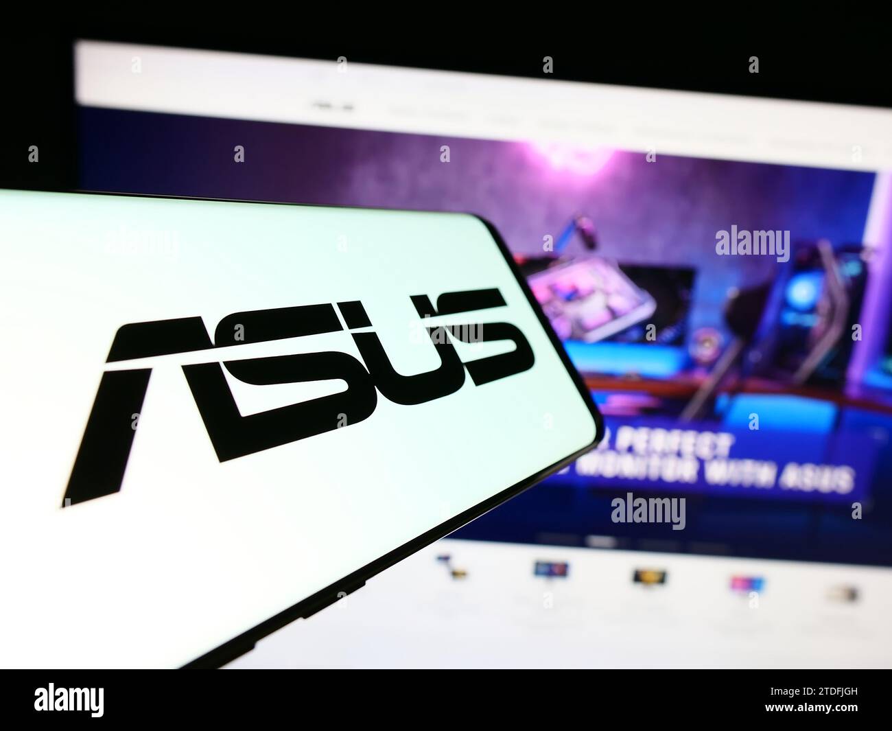 Smartphone avec logo de la société taïwanaise ASUSTeK Computer Inc. (ASUS) devant le site Web de l'entreprise. Concentrez-vous sur le centre-droit de l'écran du téléphone. Banque D'Images