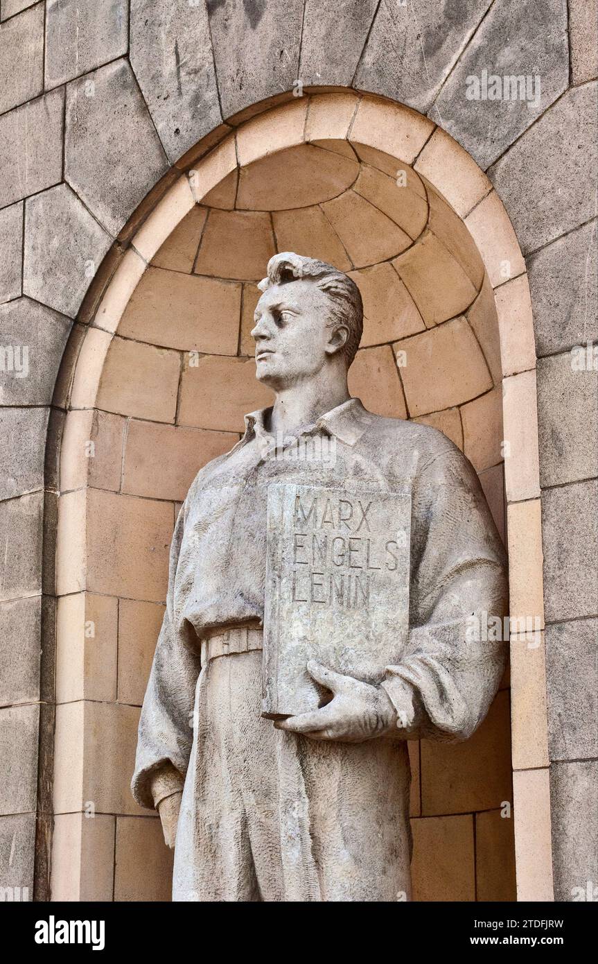 Statue de style socialiste-réaliste d'ouvrier héroïque tenant un livre de Karl Marx, Friedrich Engels, et Vladimir Lénine, Palais de la Culture, Varsovie, Pologne Banque D'Images
