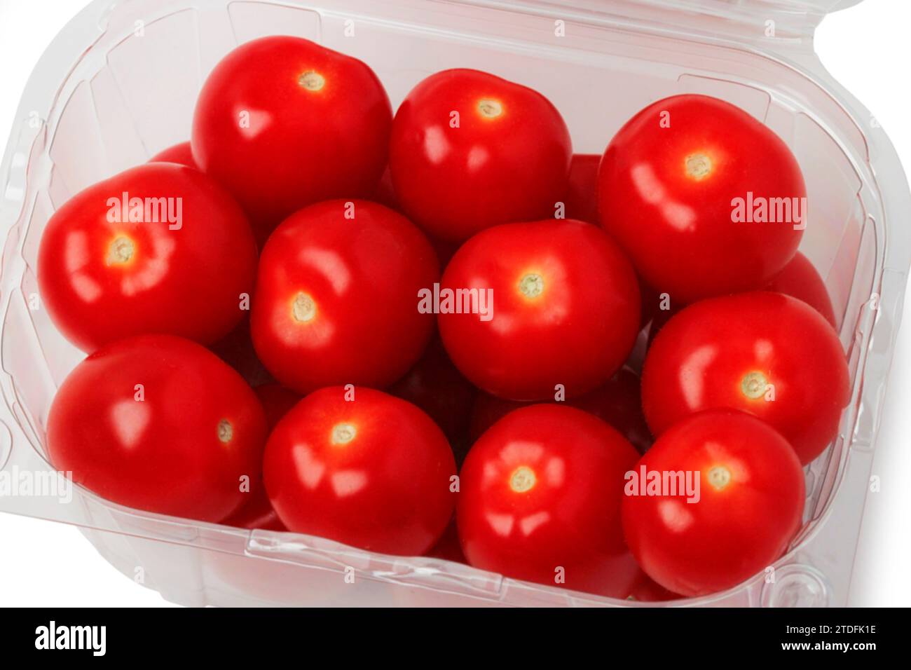 Tomates cerises fraîches dans un récipient jetable en plastique isolé sur un fond blanc. Vue d'en haut Banque D'Images