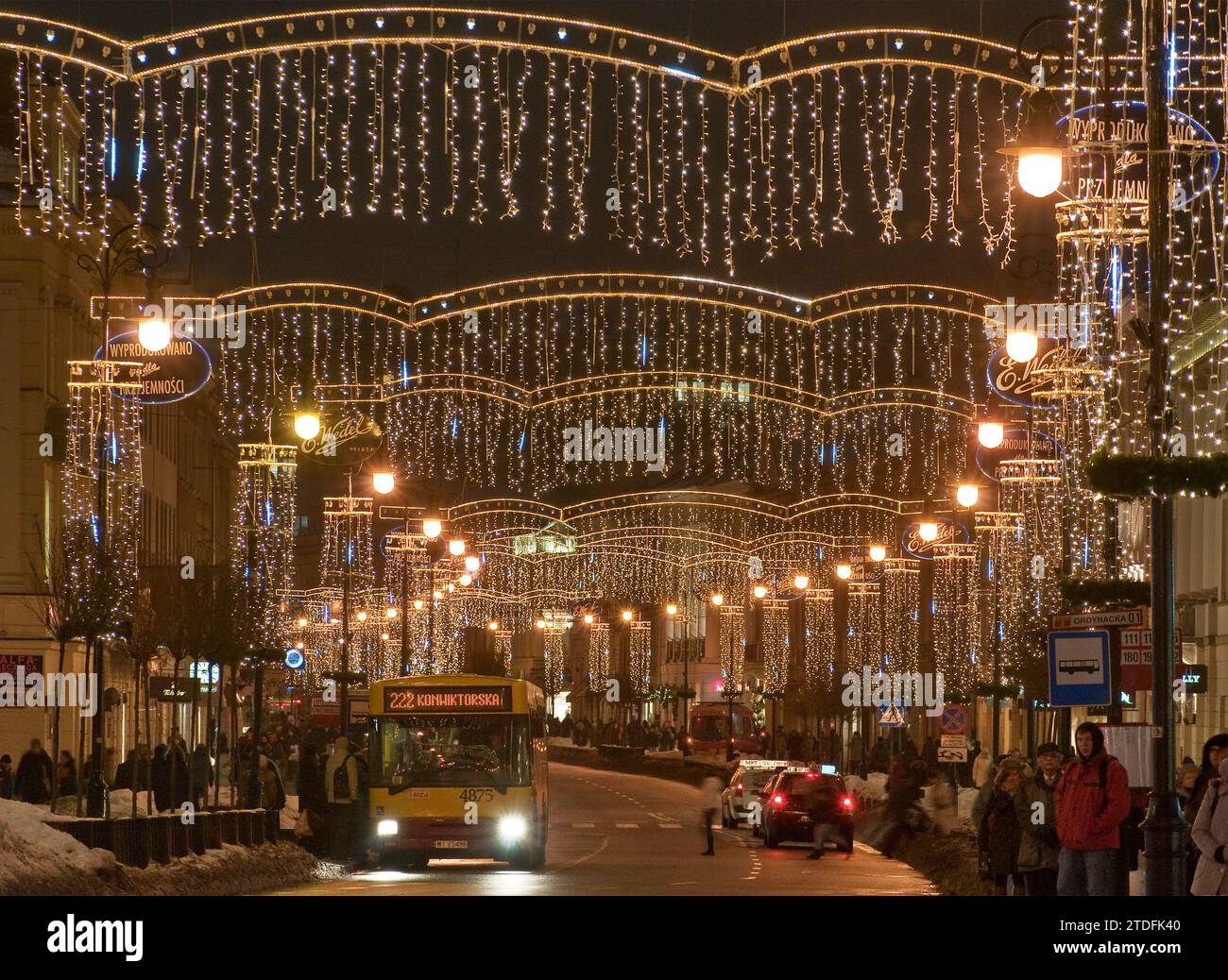 Guirlandes de lumières de Noël, soirée à la rue Nowy Swiat à Varsovie, Pologne Banque D'Images