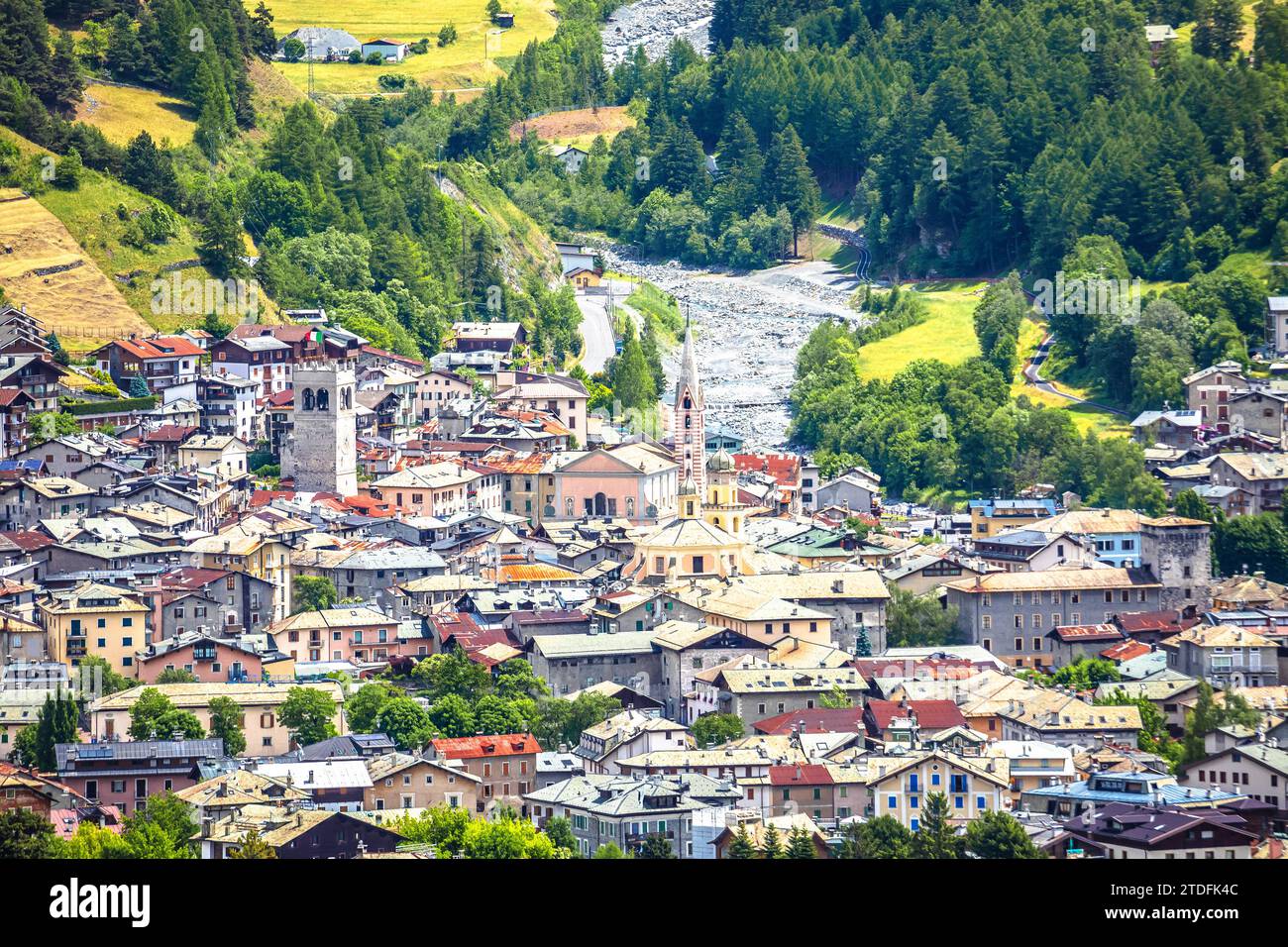Ville de Bormio dans les Dolomites Alpes vue panoramique, province de Sondrio, Lombardie région de l'Italie Banque D'Images