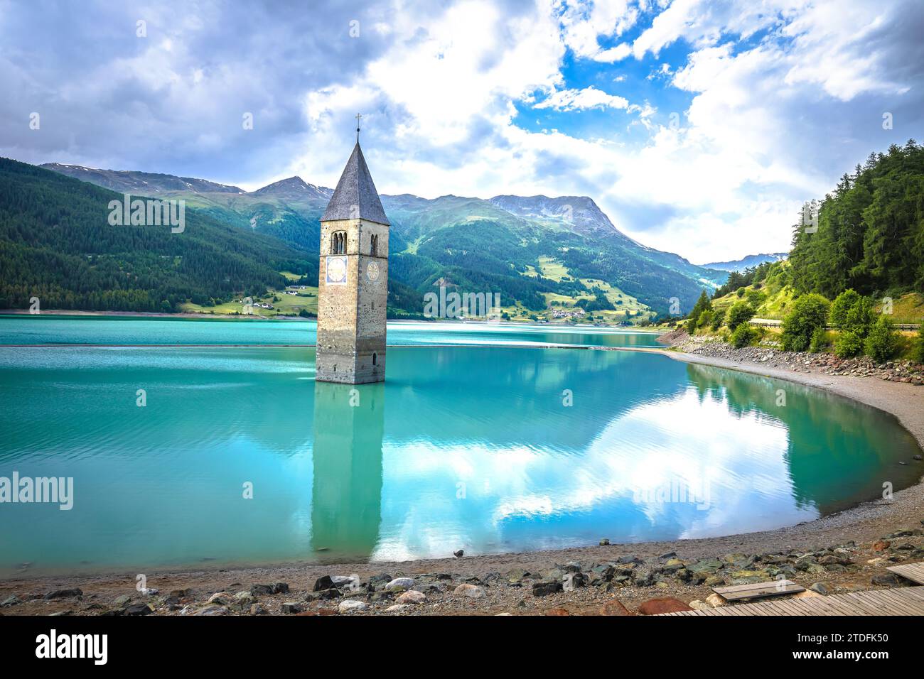 Clocher submergé de Curon Venosta ou Graun im Vinschgau sur le lac de Reschen vue sur le paysage, région du Tyrol du Sud Italie Banque D'Images