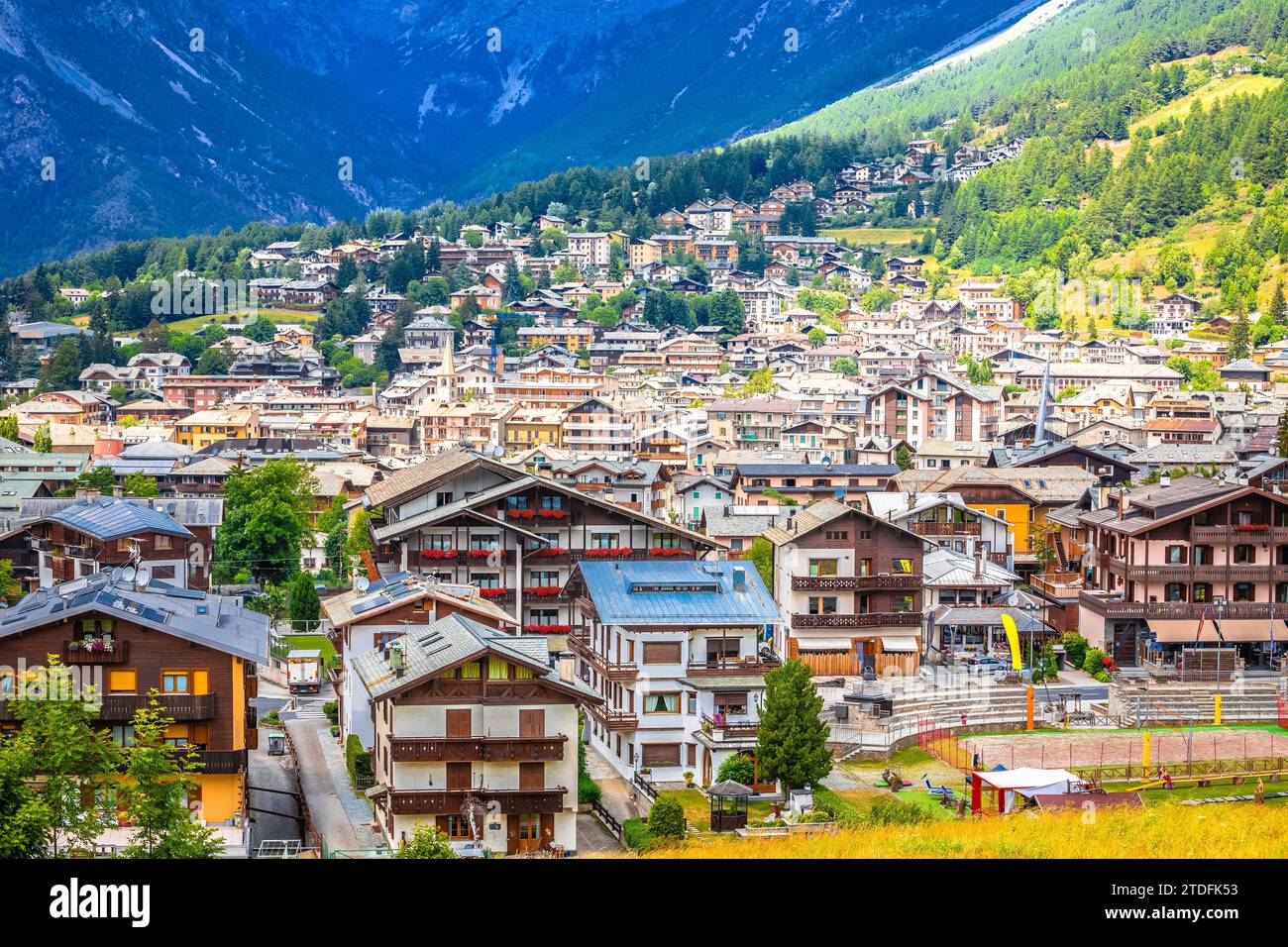 Ville de Bormio dans les Dolomites Alpes vue panoramique, province de Sondrio, Lombardie région de l'Italie Banque D'Images