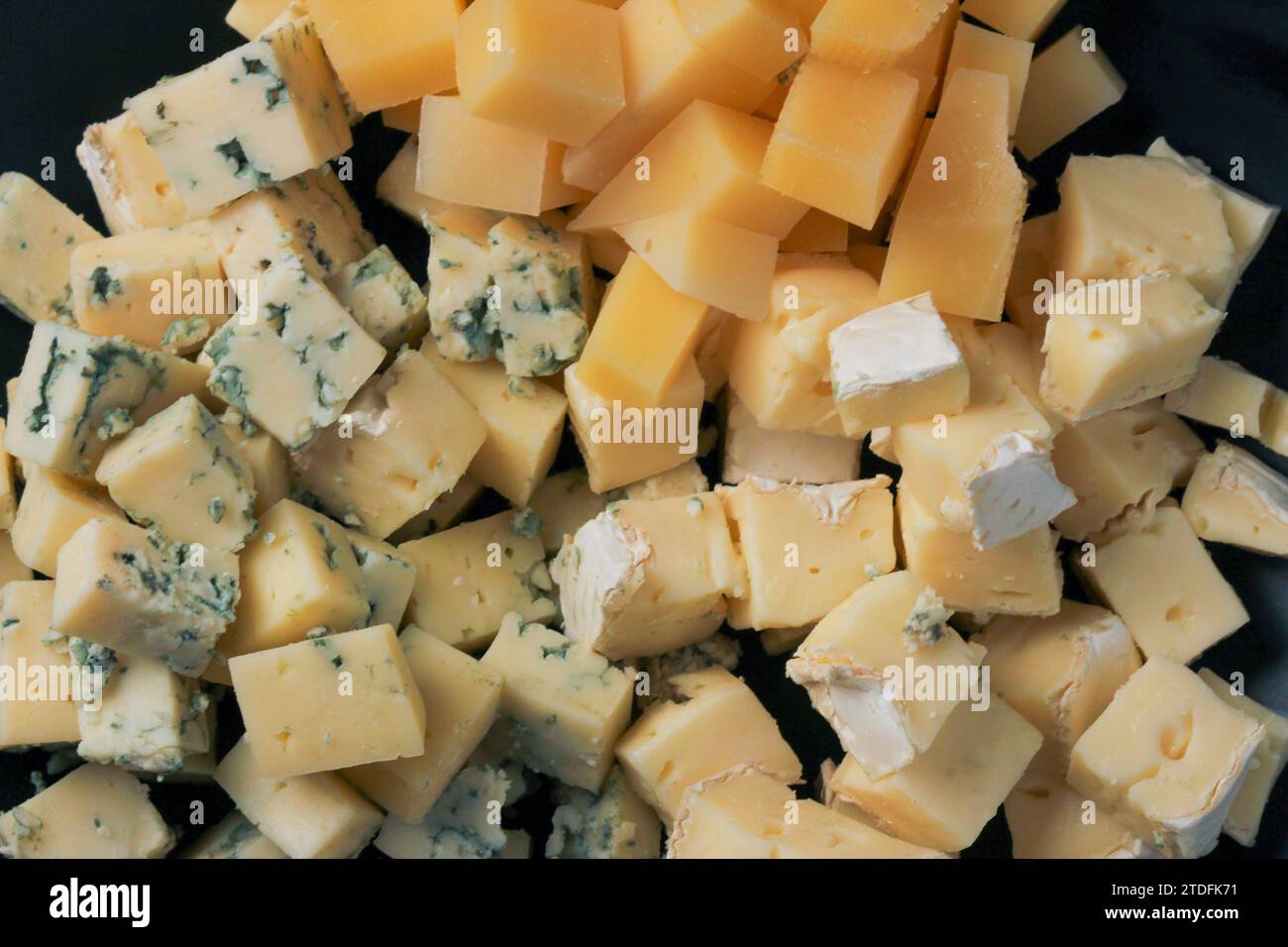 Assortiment de fromages bleus et durs, coupés en dés Banque D'Images