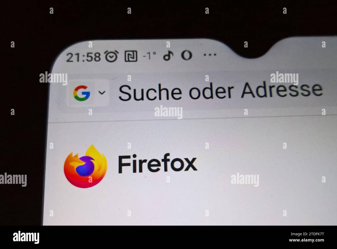 Mozilla Firefox, kurz Firefox genannt, ist ein freier Webbrowser des Mozilla-Projektes. Er wurde im septembre 2002 veröffentlicht. Firefox Lag im Oktober 2023 mit einem Anteil von rund 3,1 Prozent an der weltweiten Internetnutzung auf rang fünf der am meisten genutzten navigateur Web. Foto : Firefox-logo am smartphone-Display *** Mozilla Firefox, ou Firefox pour faire court, est un navigateur Web gratuit du projet Mozilla il a été publié en septembre 2002 Firefox était le cinquième navigateur Web le plus utilisé en octobre 2023 avec une part d'environ 3,1 pour cent de l'utilisation globale d'Internet photo Firefox logo sur smartphone Banque D'Images