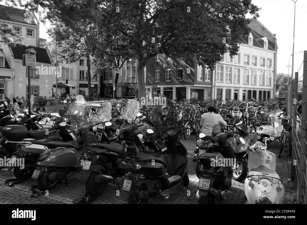 Scooters et vélos garés à Maastricht, pays-Bas Banque D'Images