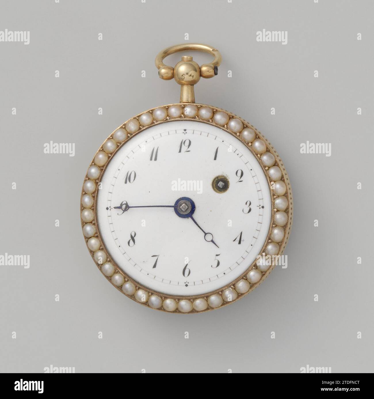 Montre avec cadran blanc émaillé, anonyme, c. 1800 - c. 1850 montre en or avec cadran émaillé blanc. Le long du bodem avant un bord de perles. Sur le fond arrière une décoration en forme de coquille de perles et d'e-mail. Suisse (éventuellement) or (métal). Montre pearl Gold avec cadran émaillé blanc. Le long du bodem avant un bord de perles. Sur le fond arrière une décoration en forme de coquille de perles et d'e-mail. Suisse (éventuellement) or (métal). pearl Banque D'Images