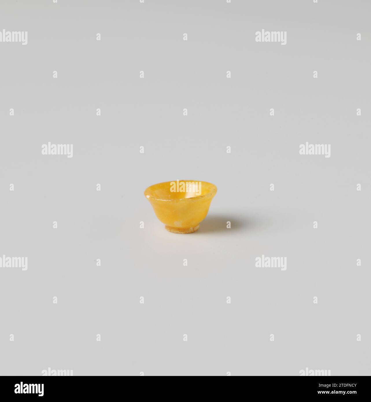 KOM, Gelelklakt, Anonyme, c. 1750 - c. 1800 viennent de jaune -Ried albâtre. Allemagne (peut-être) albâtre laqué (minéral) proviennent de jaune-rié albâtre. Allemagne (éventuellement) laquage à l'albâtre (minéral) Banque D'Images