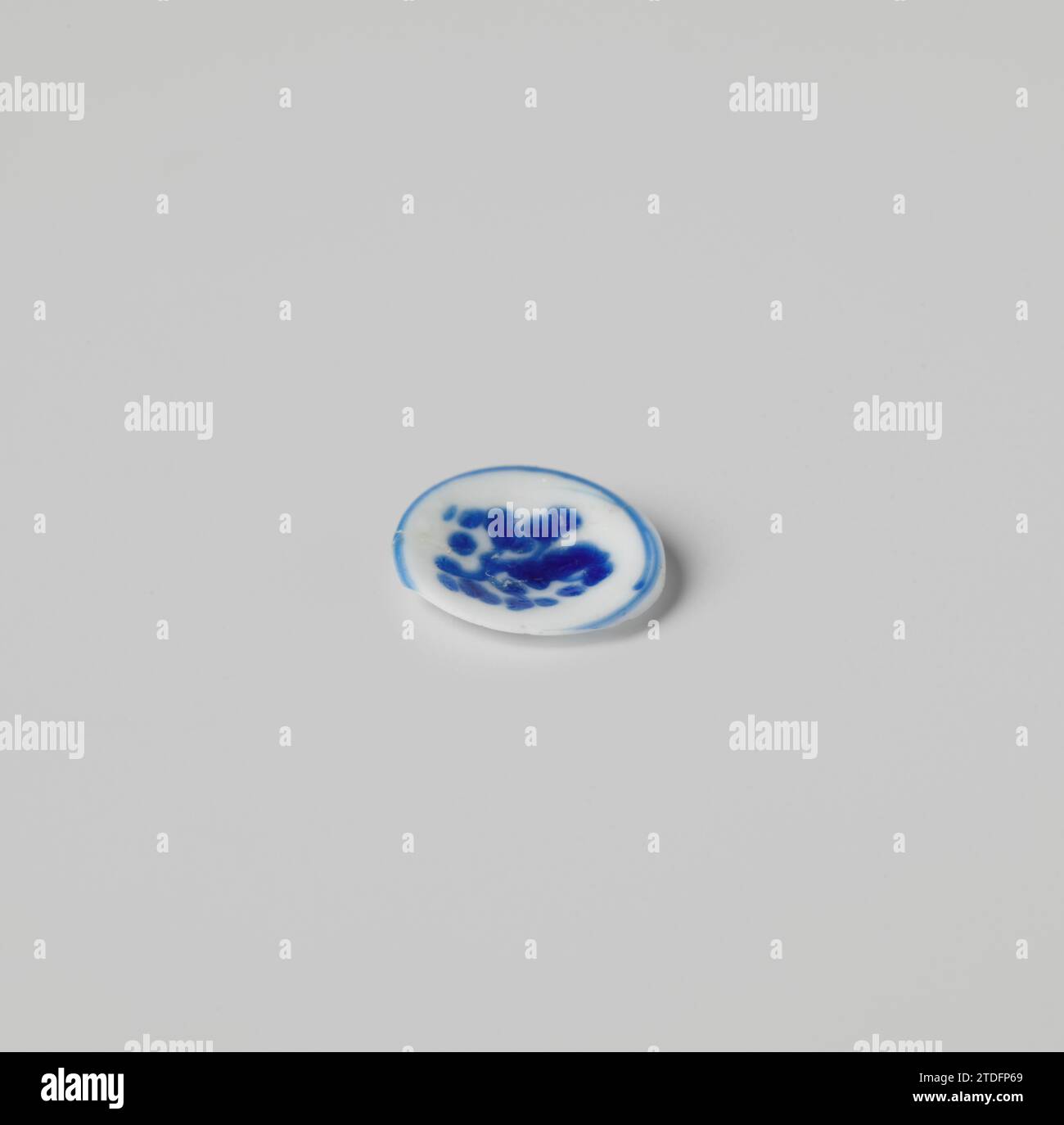 Plat, blanc, peint en bleu, anonyme, c. 1675 - c. 1699 soucoupe de verre de lait avec peinture de courriel bleu ; Double couche et creux à l'intérieur. Amsterdam (peut-être) soucoupe en verre de lait avec peinture de courriel bleu ; Double couche et creux à l'intérieur. Amsterdam (peut-être) verre Banque D'Images