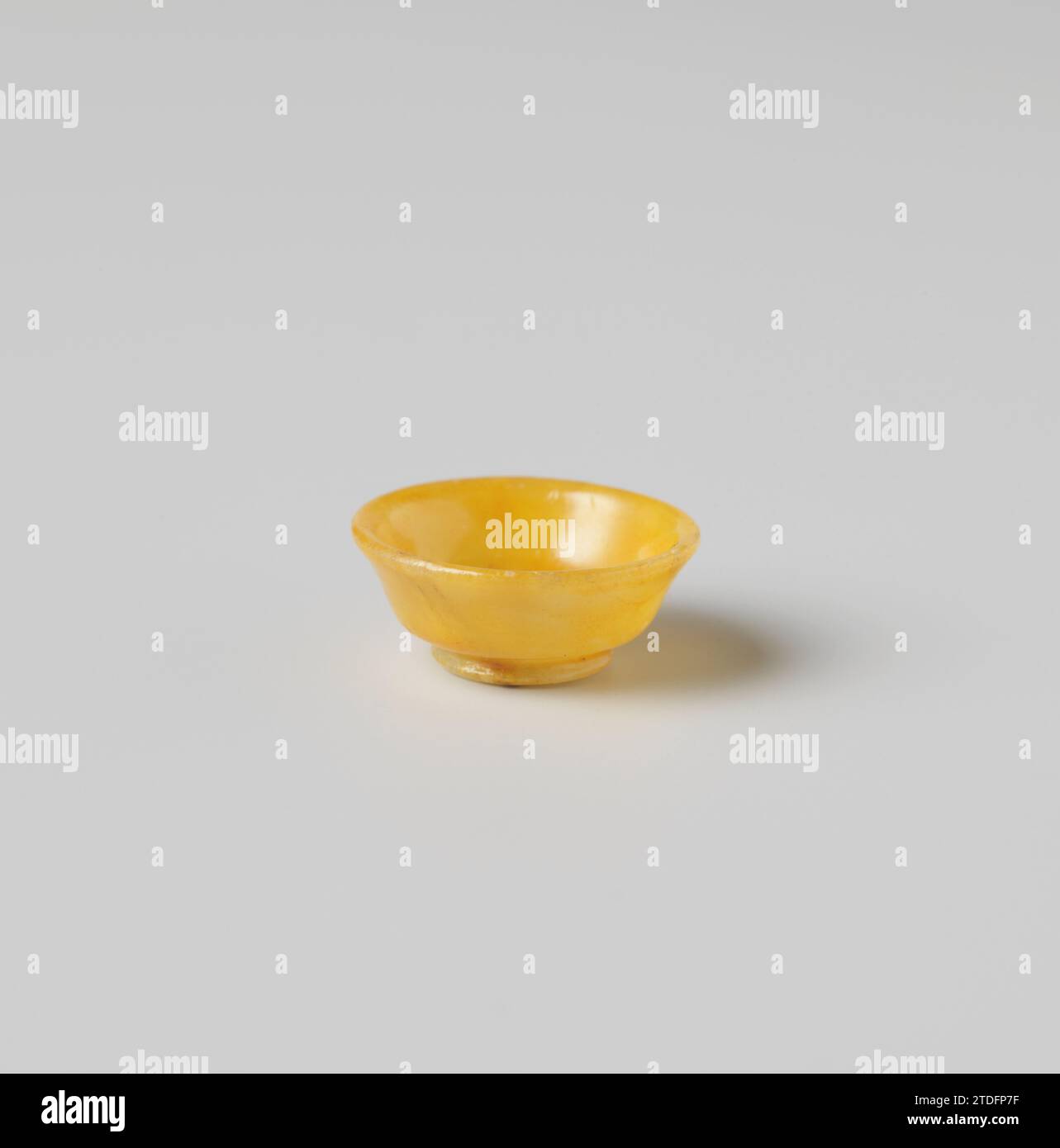 Rinçage, équipement jaune, anonyme, c. 1750 - c. 1800 bol de nourriture de jaune - albâtre manquant. Allemagne (peut-être) albâtre (minéral) laquage bol alimentaire de jaune -albâtre manquant. Allemagne (éventuellement) laquage à l'albâtre (minéral) Banque D'Images