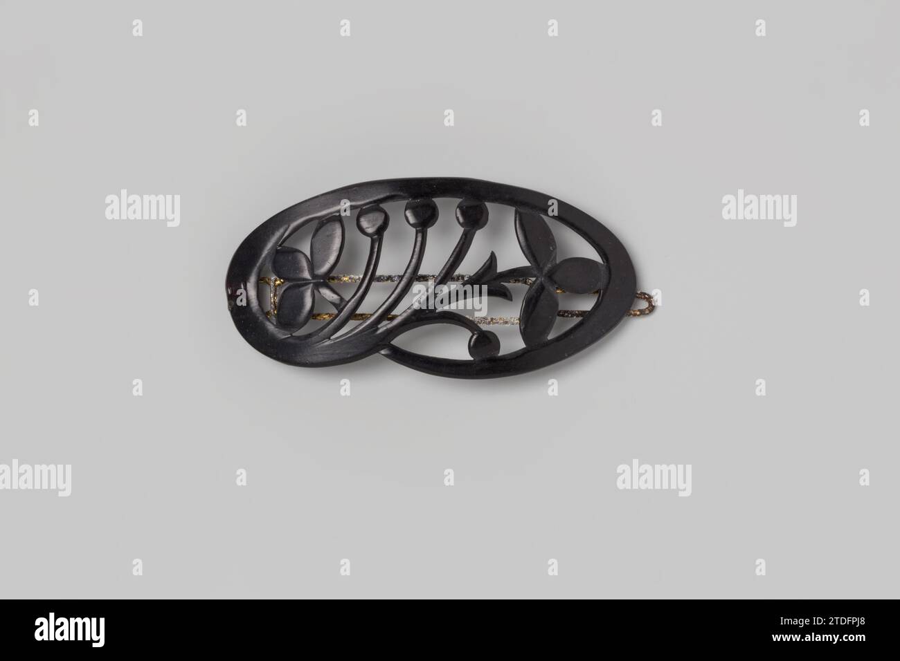 Peigne à cheveux en bois noir - manque de bois dans une forme ovale, coupe ajour, sur un axe articulé de cuivre, anonyme, c. 1880 - c. 1910 peigne à cheveux en bois laqué noir dans une forme ovale, branches coupées ajour se terminant en forme de boule, dans un axe articulé de cuivre. Amsterdam (éventuellement) entier : bois (matière végétale). Entier : laque (revêtement). BROCHE : peigne à cheveux de coupe de cuivre (métal) / laquage / moulage de bois laqué noir dans une forme ovale, ajour couper les branches se terminant en forme de boule, dans une broche articulée de cuivre. Amsterdam (éventuellement) entier : bois (matière végétale). Entier : laque (revêtement). BROCHE : cuivre (métal) coupe / Banque D'Images