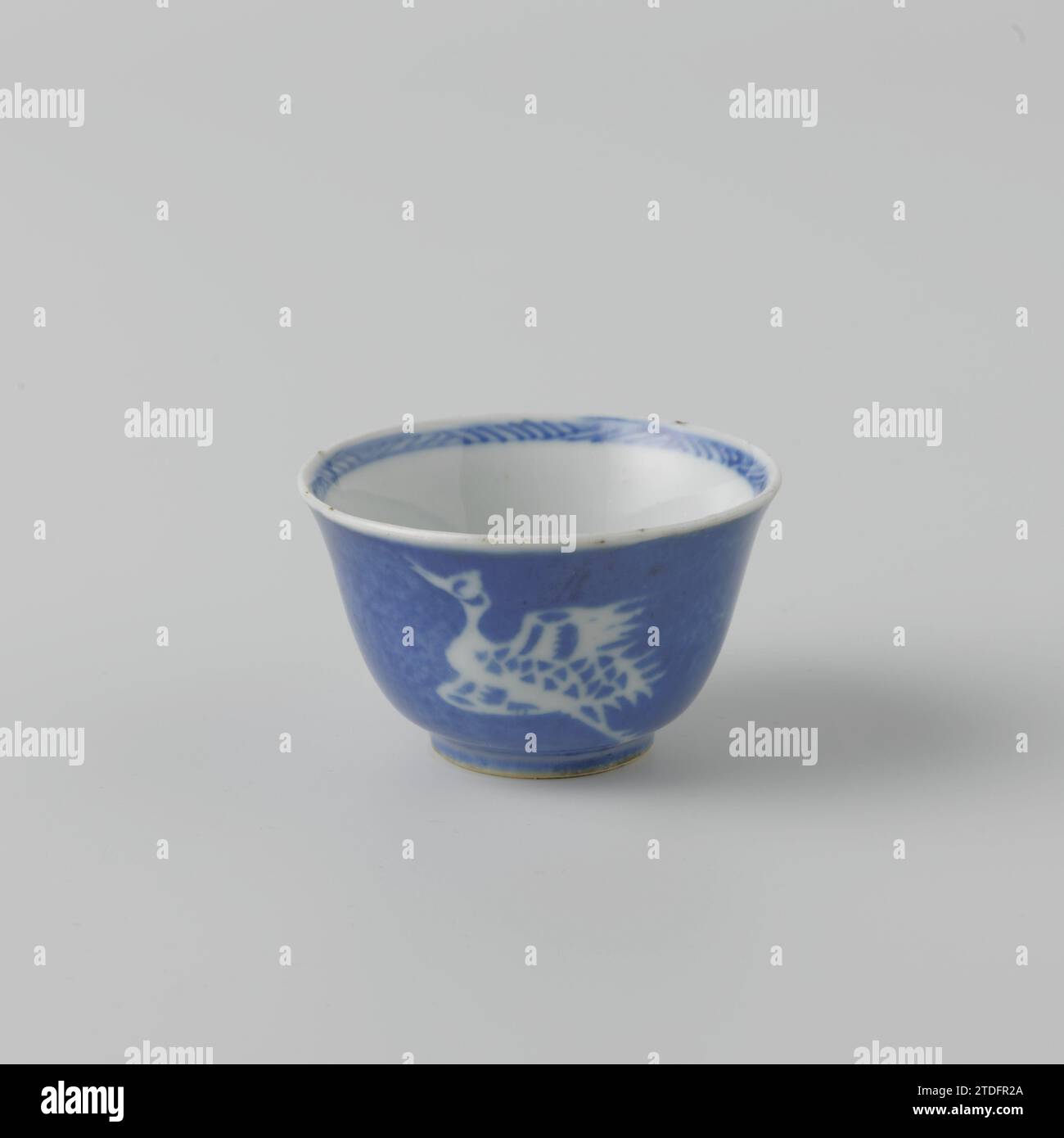 Tasse avec bleu poudre et grues, c. 1700 - c. 1724 tête de thé en porcelaine, peinte en bleu sous glaçage. Avec un plat (AK-RBK-15855-a-2). Bleu poudré. Porcelaine de Chine. glaçage. Cobalt (minéral) peinture / vitrification tête de thé en porcelaine, peinte en bleu sous glaçure. Avec un plat (AK-RBK-15855-a-2). Bleu poudré. Porcelaine de Chine. glaçage. cobalt (minéral) peinture / vitrification Banque D'Images