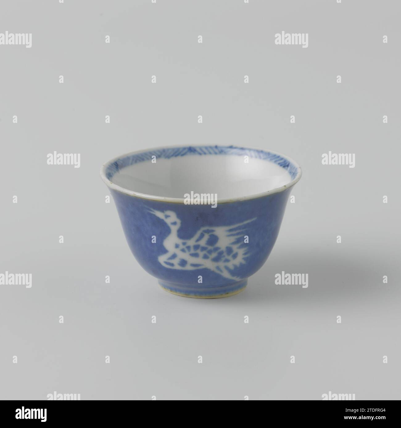 Tasse avec bleu poudre et grues, c. 1700 - c. 1724 tête de thé en porcelaine, peinte en bleu sous glaçage. Avec plat d'accompagnement (AK-RBK-15855-B-2). Bleu poudré. Porcelaine de Chine. glaçage. Cobalt (minéral) peinture / vitrification tête de thé en porcelaine, peinte en bleu sous glaçure. Avec plat d'accompagnement (AK-RBK-15855-B-2). Bleu poudré. Porcelaine de Chine. glaçage. cobalt (minéral) peinture / vitrification Banque D'Images