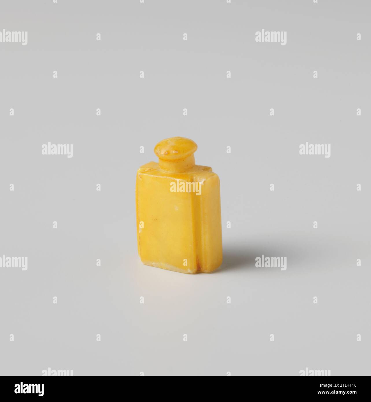 Larves de thé avec chapeau, jaune, anonyme, c. 1750 - c. 1800 Theebus de jaune -albâtre ri. Le bus a une forme rectangulaire avec des coins pivotants. Le bus est solide avec un petit creux et un capuchon lisse lâche. Allemagne (peut-être) albâtre (minéral) laquage Theebus d'albâtre jaune rié. Le bus a une forme rectangulaire avec des coins pivotants. Le bus est solide avec un petit creux et un capuchon lisse lâche. Allemagne (éventuellement) laquage à l'albâtre (minéral) Banque D'Images