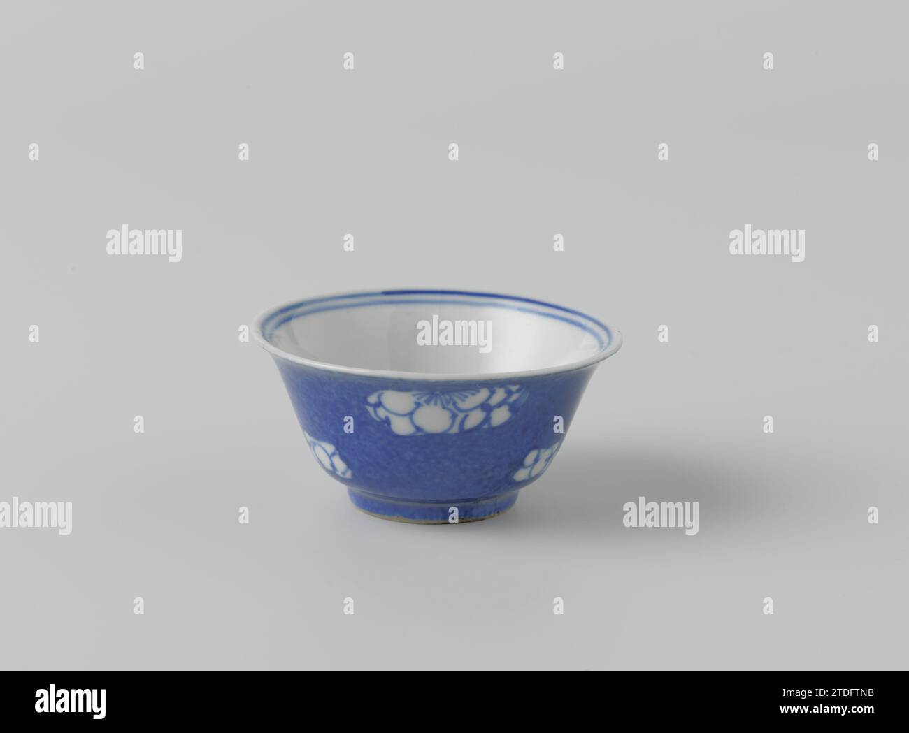 Tasse en forme de cloche avec bleu poudre et têtes de fleurs en réserve, anonyme, c. 1700 - c. 1724 tête en forme de cloche en porcelaine avec un mur évasé, peinte en bleu sous-laque. La tête est recouverte de bleu poudré (bleu poudré) avec une fleur sauvée six fois ; sur le fond une fleur en double cercle. Marqué sur le dessous avec une marque de sceau dans un double cercle. Bleu poudré avec bleu sous-laze. Porcelaine de Chine. glaçage. Cobalt (minéral) peinture / vitrification tête de porcelaine en forme de cloche avec un mur évasé, peint en bleu sous-laque. La tête est recouverte de bleu poudré (bleu poudré) avec une fleur sa Banque D'Images