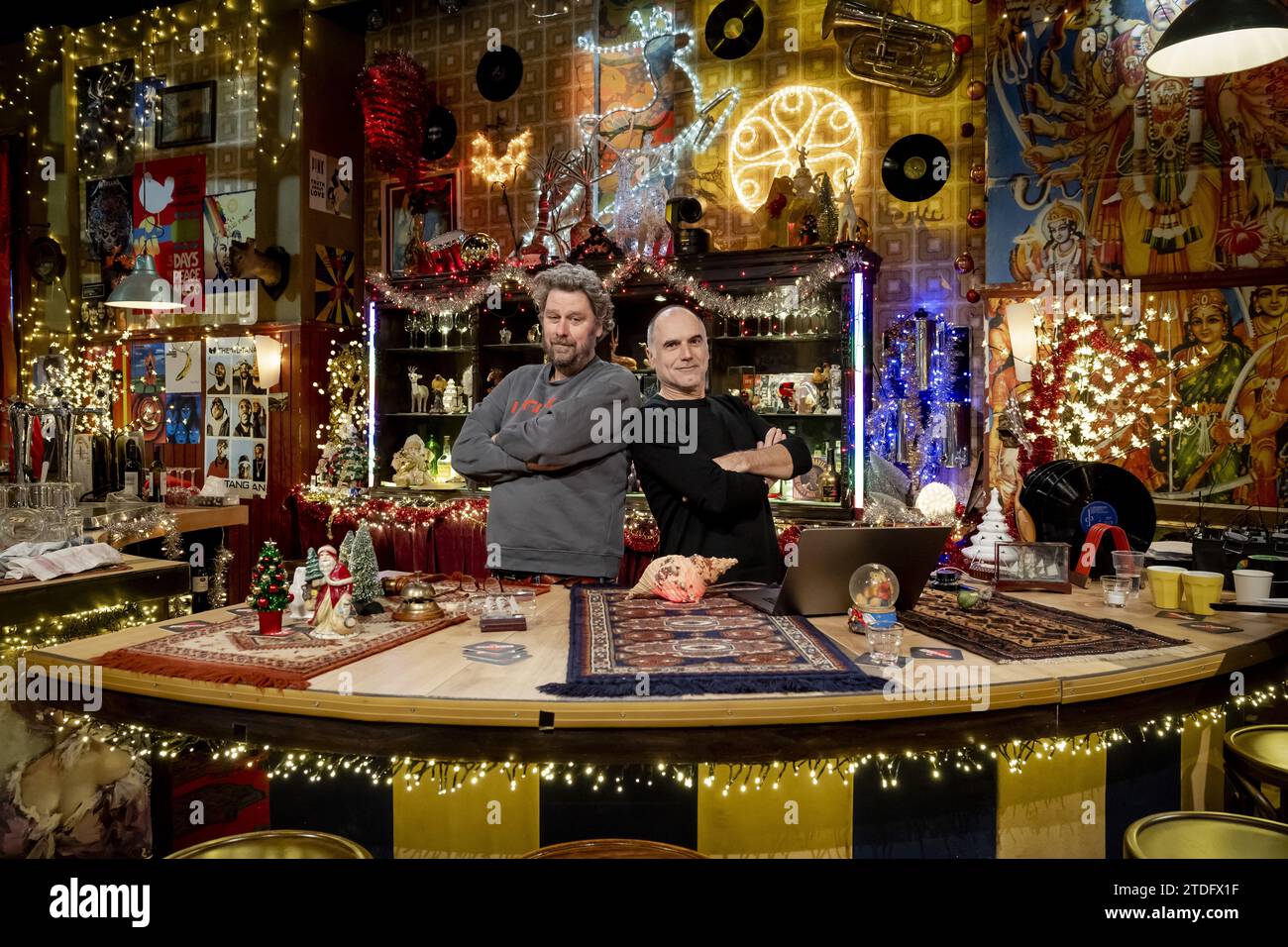 HILVERSUM - Diederik Ebbinge et Leo Blokhuis lors des enregistrements pour le programme Top 2000 a gogo. Il y a des rapports sur les chansons de la liste, des clips vidéo avec des faits surprenants et des invités variés qui partagent des souvenirs. ANP ROBIN VAN LONKHUIJSEN pays-bas Out - belgique Out Banque D'Images