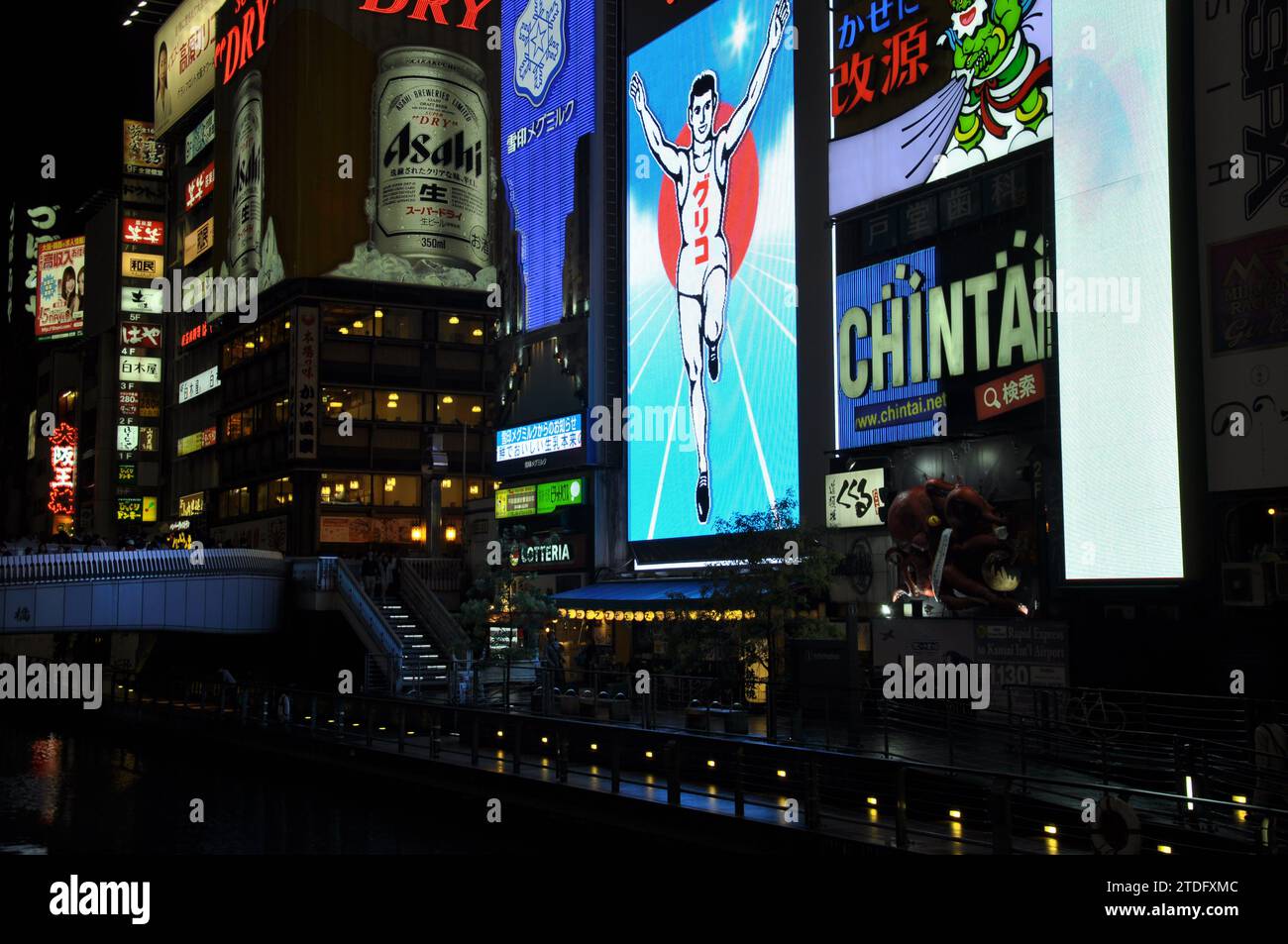 Vue du célèbre panneau d'affichage Glico Running Man à Dotonbori, Osaka, Japon Banque D'Images