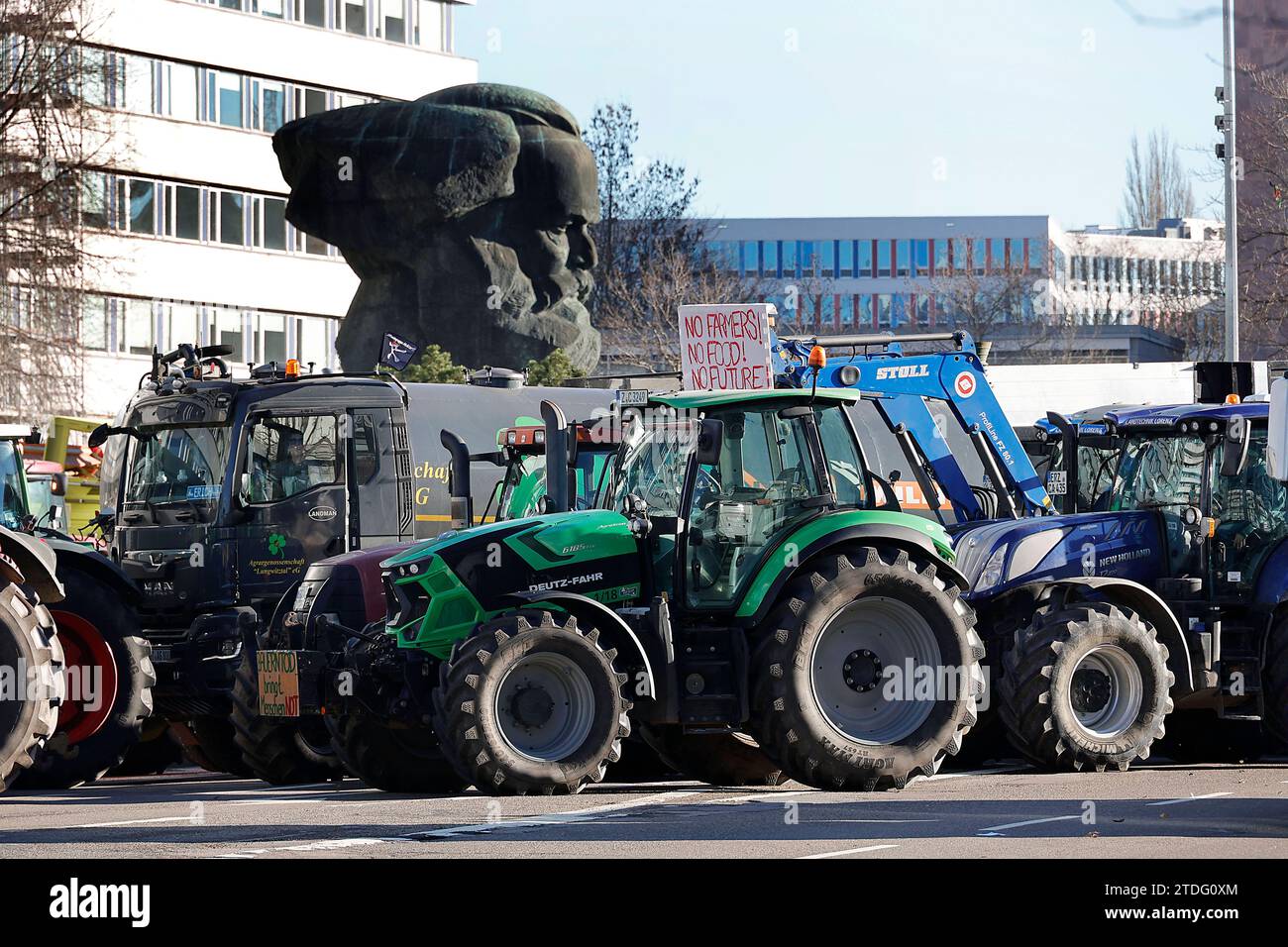 Bauerncontest 18.12.2023, Chemnitz, Demonstration am Montag protestieren Sachsens Bauern gegen die Abschaffung der Steuervergünstigungen für Agrardiesel. SIE fahren in einer Sternfahrt, ausgehend vom Chemnitz- Center sowie den Gewerbegebieten in Mittelbach und Niederdorf zur Brückenstraße in Chemnitz. Dort ist gegen 10,00 Uhr eine zentrale Kundgebung geplant. Es ist auf den Straßen mit erheblichen Staus und Behinderungen zu rechnen. Chemnitz Sachsen BRD *** manifestation des agriculteurs 18 12 2023, Chemnitz, manifestation lundi, les agriculteurs de Saxonys protesteront contre la suppression des allégements fiscaux pour agricu Banque D'Images