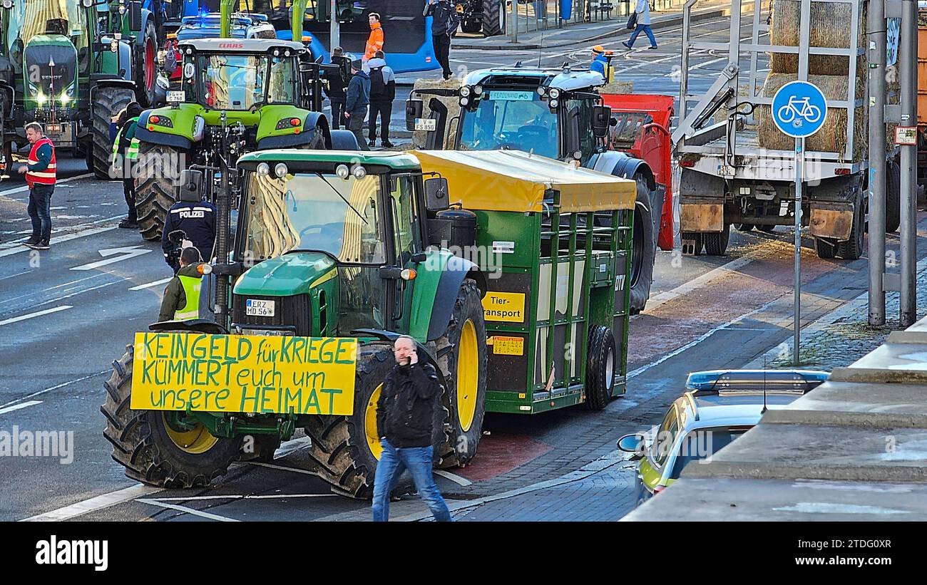 Bauerncontest 18.12.2023, Chemnitz, Demonstration am Montag protestieren Sachsens Bauern gegen die Abschaffung der Steuervergünstigungen für Agrardiesel. SIE fahren in einer Sternfahrt, ausgehend vom Chemnitz- Center sowie den Gewerbegebieten in Mittelbach und Niederdorf zur Brückenstraße in Chemnitz. Dort ist gegen 10,00 Uhr eine zentrale Kundgebung geplant. Es ist auf den Straßen mit erheblichen Staus und Behinderungen zu rechnen. Chemnitz Sachsen BRD *** manifestation des agriculteurs 18 12 2023, Chemnitz, manifestation lundi, les agriculteurs de Saxonys protesteront contre la suppression des allégements fiscaux pour agricu Banque D'Images