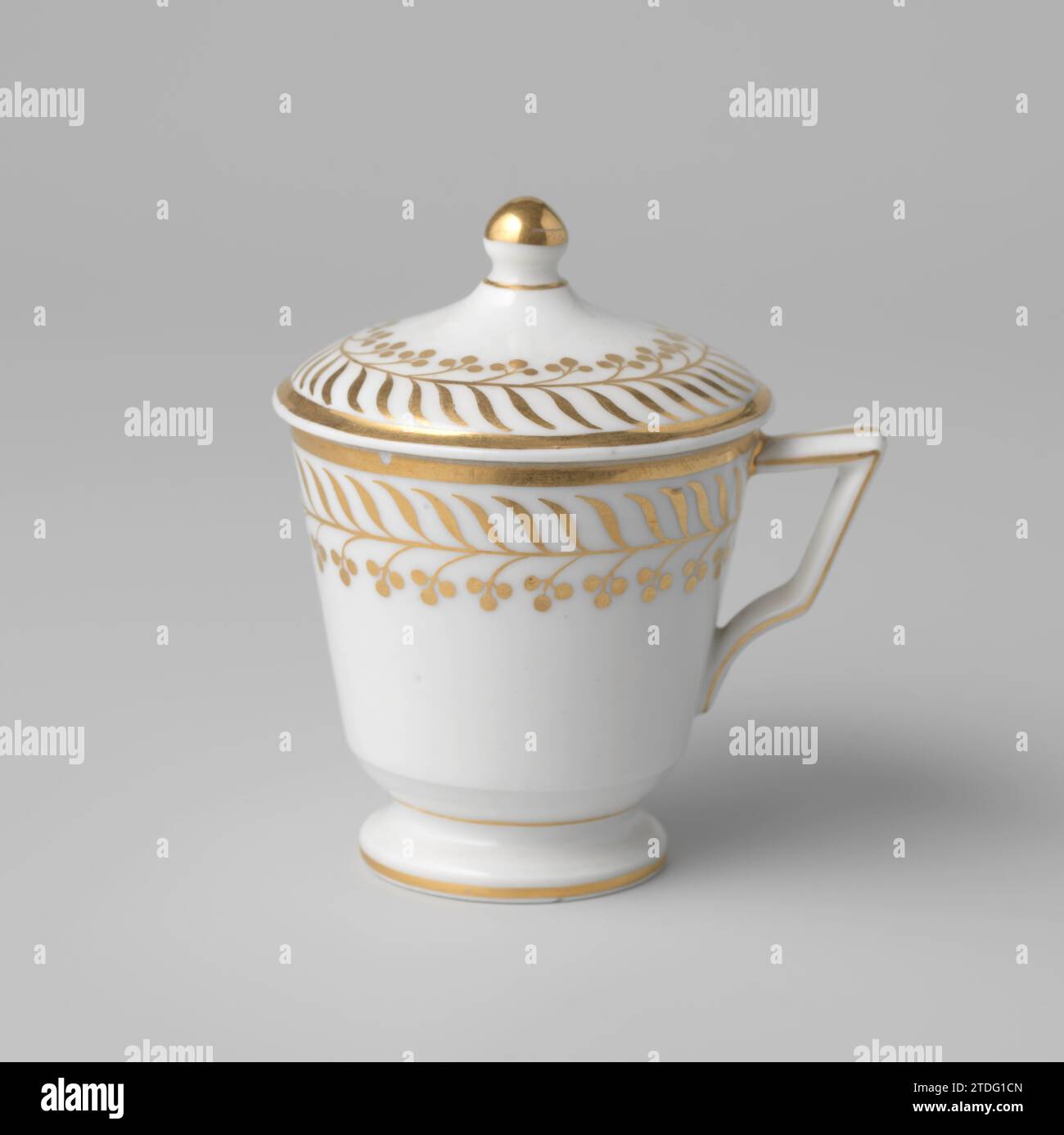 Couvercle d'une tasse (pot de crème) avec rouleaux floraux stylisés, anonyme, c. 1800 - c. 1810 COP (crèmpot) couvercle, peint sur la glaçure en or. Sur le bord une sangle de vignes de fleurs stylisées ; bouton de couvercle rond. Porcelaine de France. glaçage. Or (métal) peinture / dorure / vitrification COP (crèmpot) couvercle, peint sur la glaçure en or. Sur le bord une sangle de vignes de fleurs stylisées ; bouton de couvercle rond. Porcelaine de France. glaçage. or (métal) peinture / dorure / vitrification Banque D'Images