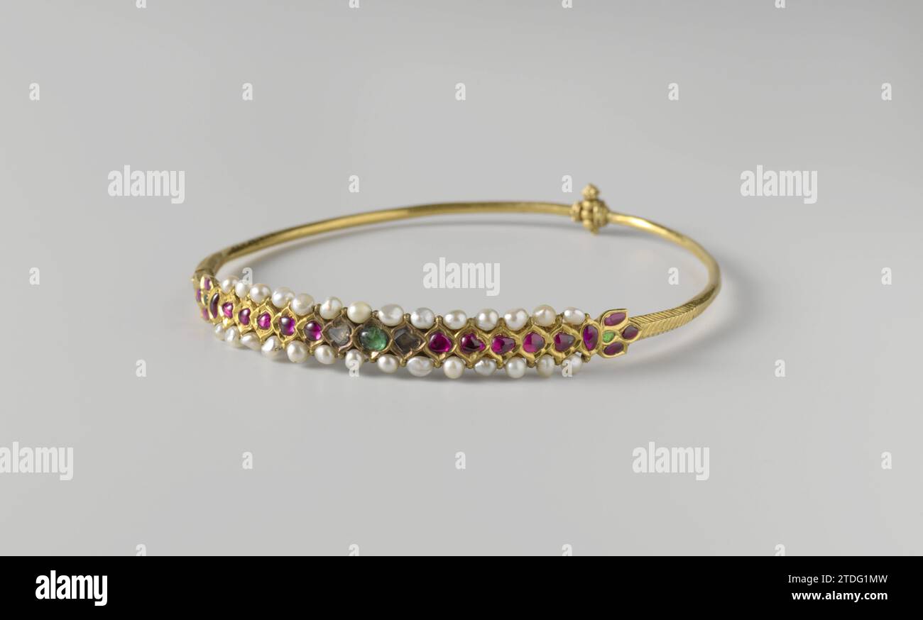 Paire de bracelets et deux colliers, anonyme, c. 1750 bijoux Hals (Hansuli) sous la forme d'une bague circulaire en or, qui est élargie à l'avant avec une plaque, incrustée de pierres rouges et vertes et d'éclats de diamants. Le long du haut et du bas une rangée de perles. Une fermeture à vis à l'arrière. Or Surat (métal). pearl. Diamant (minéral) bijoux Hals (Hansuli) sous la forme d'une bague circulaire en or, qui est élargie à l'avant avec une plaque, incrustée de pierres rouges et vertes et d'éclats de diamant. Le long du haut et du bas une rangée de perles. Une fermeture à vis à l'arrière. Or Surat (métal). pearl. diamant (m Banque D'Images