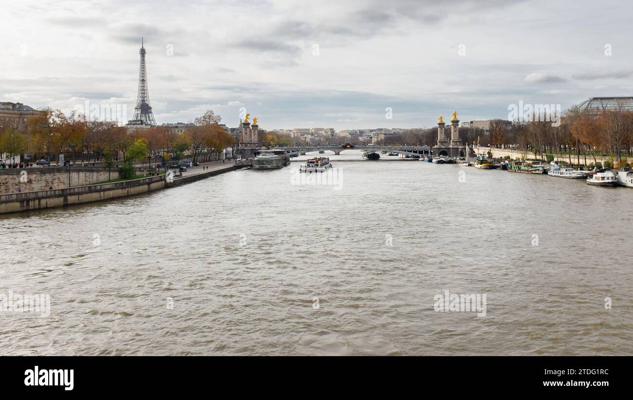 Paris, France, 2023. Vue sur le Pont Alexandre III encadré par la Tour Eiffel et le Grand Palais, avec le Palais de Tokyo en arrière-plan Banque D'Images