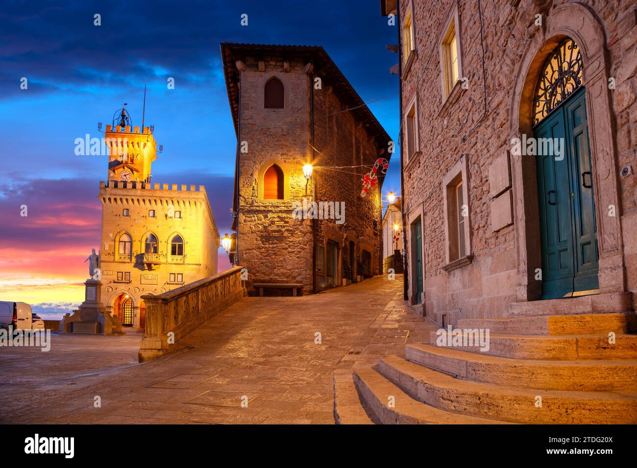 Saint-Marin, République de Saint-Marin, Italie. Image de paysage urbain de la vieille ville de Saint-Marin, Italie avec Piazza della Liberta au beau coucher du soleil d'automne. Banque D'Images